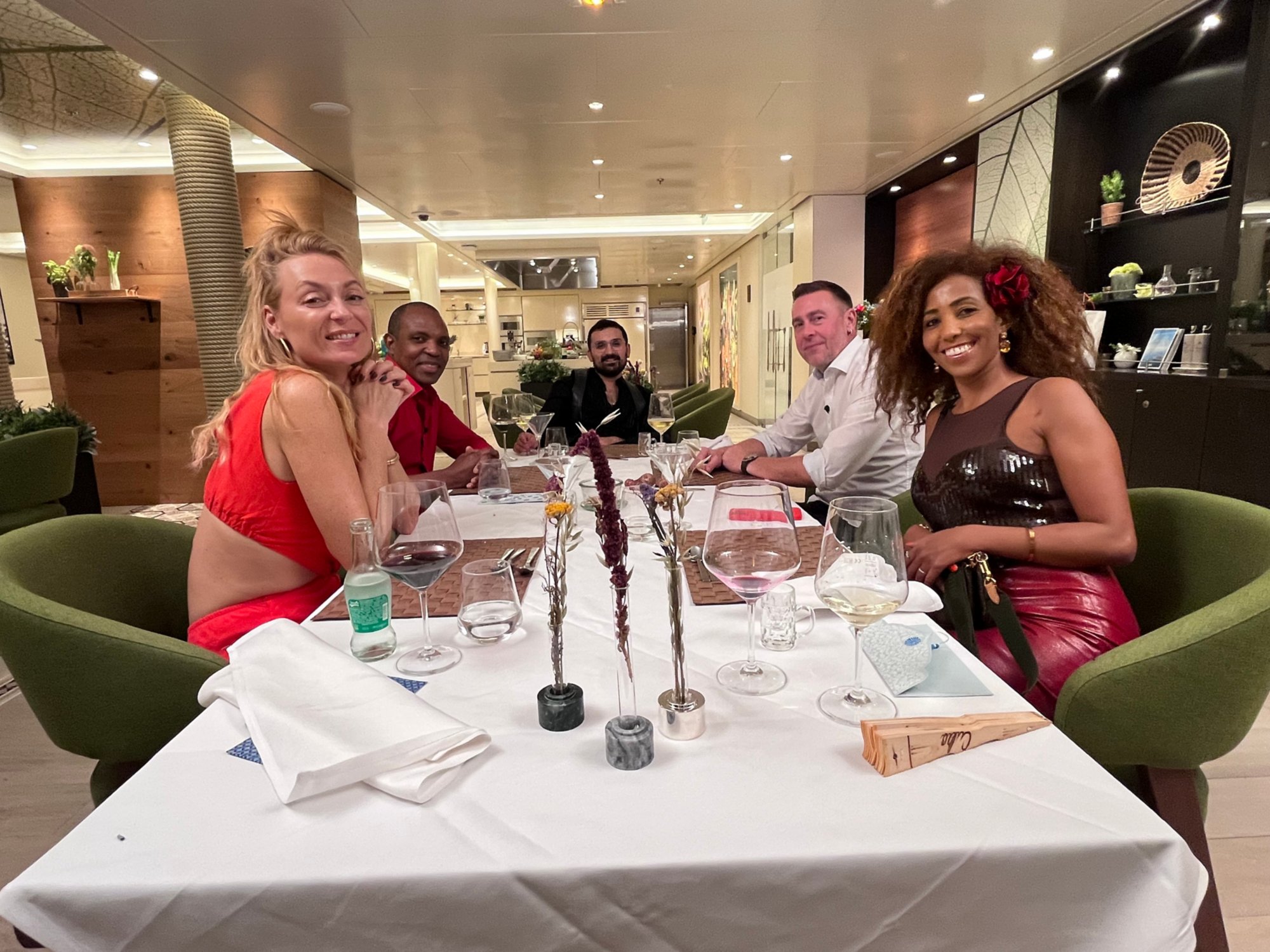 Tag 5 (v.l.n.r.): Katharina, Stephen, Gastgeber Hüseyin, Majo und Bisrat Foto: RTL / ITV Studios Germany