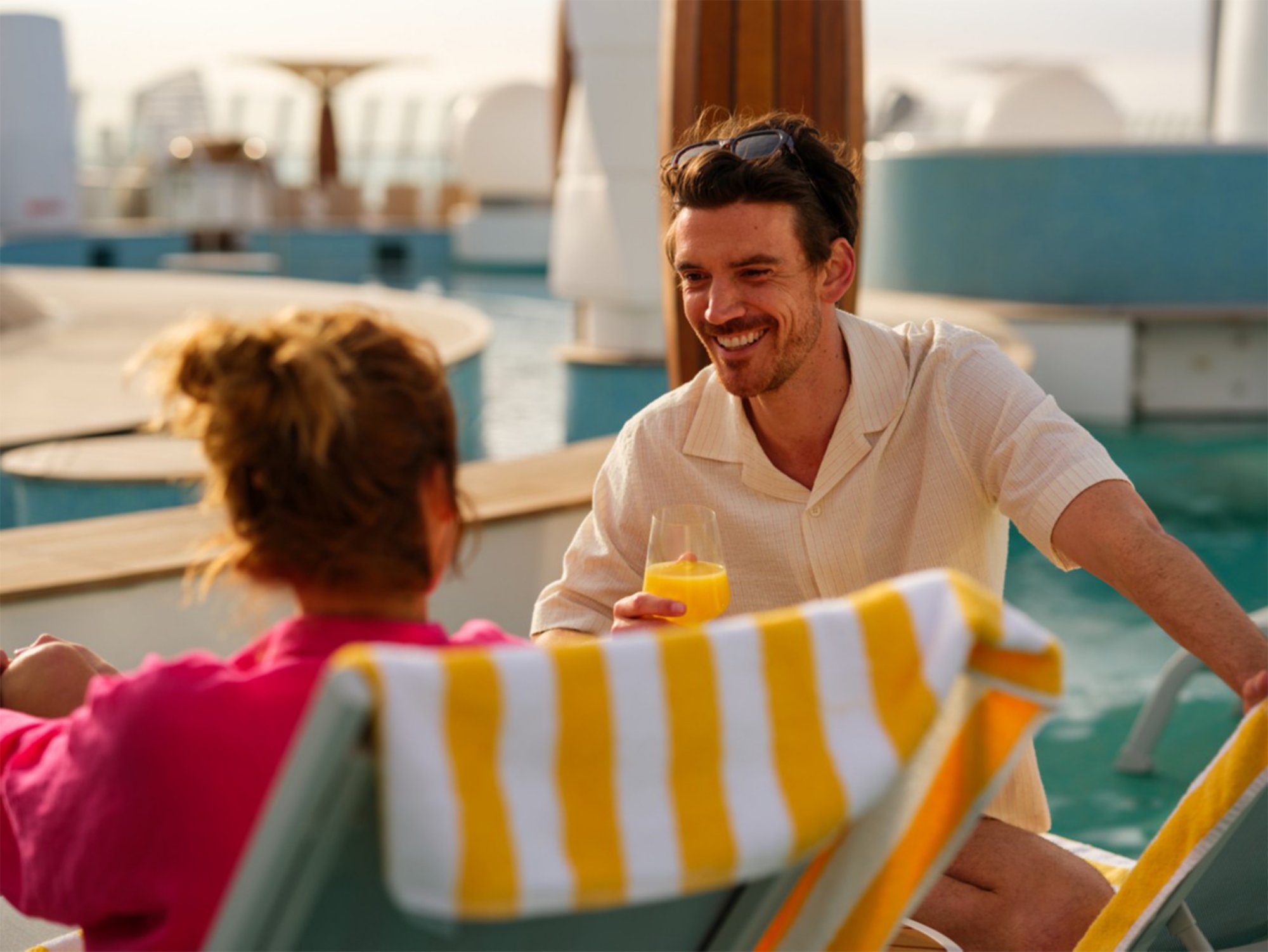 Paar auf dem Pooldeck an Bord von AIDA
