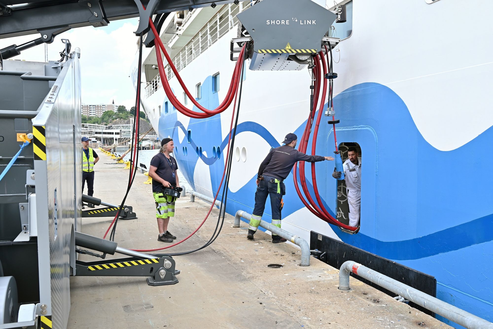 Kreuzfahrtschiff AIDAdiva eröffnet die erste schwedische Landstromanlage für Kreuzfahrtschiffe am Port of Stockholm