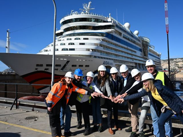 AIDAluna_Crew_Hafen_hilft_Daimler_Truck_HHLA_c_AIDACruises.JPG