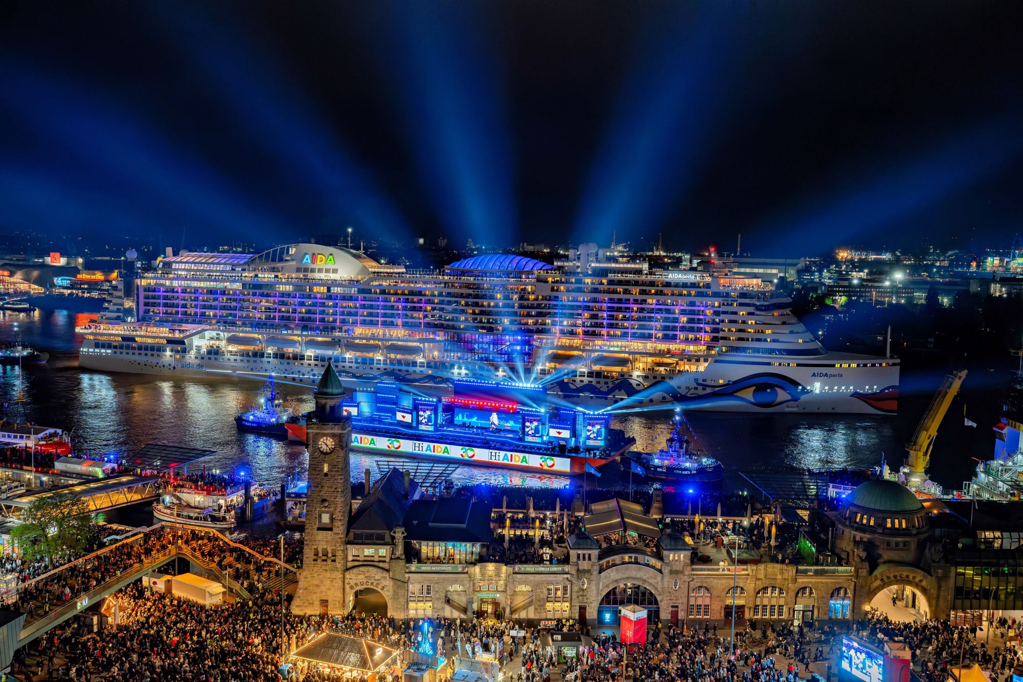 AIDAperla bei "Elbe in Concert" zum 837. HAFENGEBURTSTAG HAMBURG