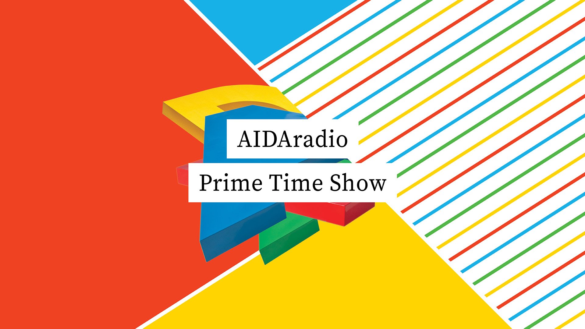 Der Name der Show steht in einem Banner vor einem Bunten, abstrakten Hintergrund