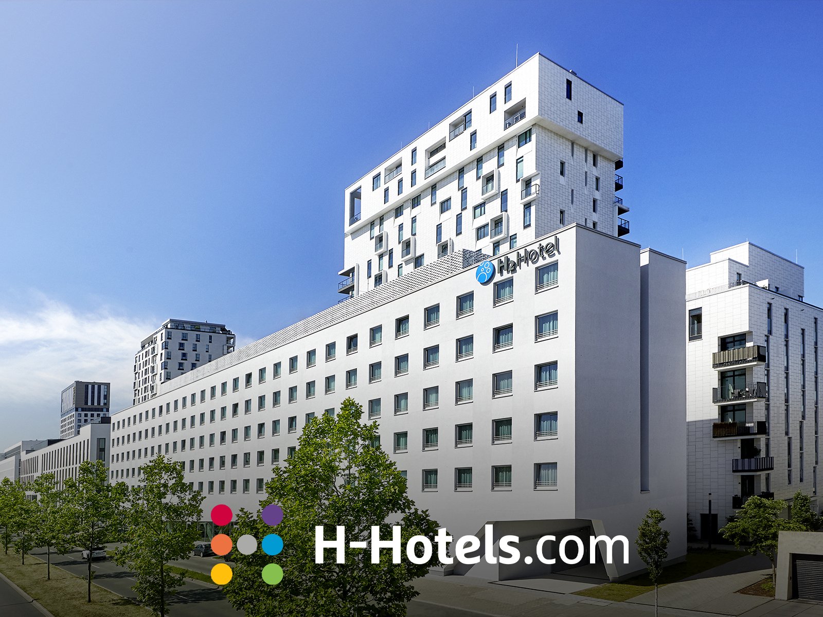 H-Hotels Logo und Hotelgebäude