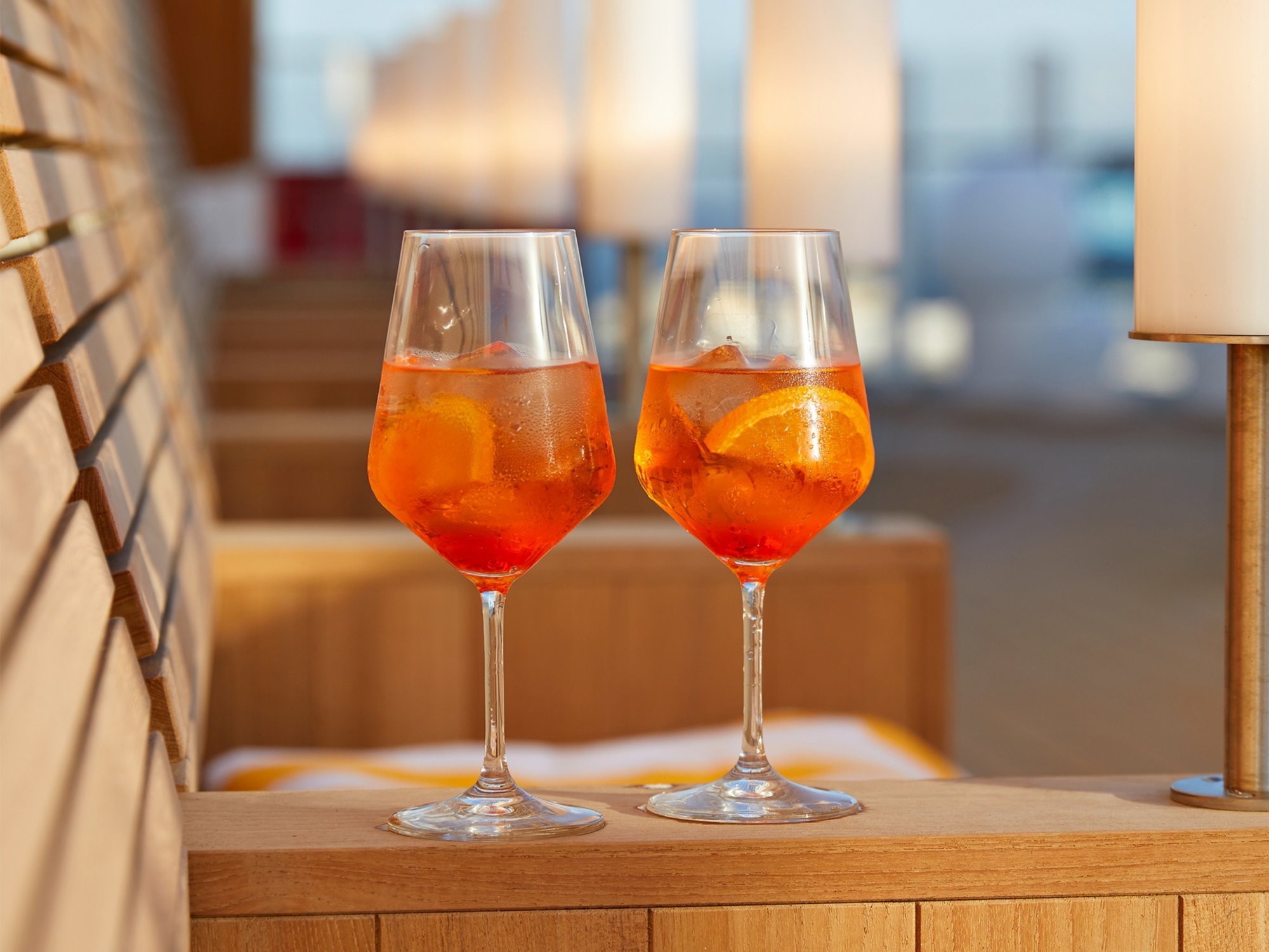 Zwei Aperol Spritz auf dem Außendeck