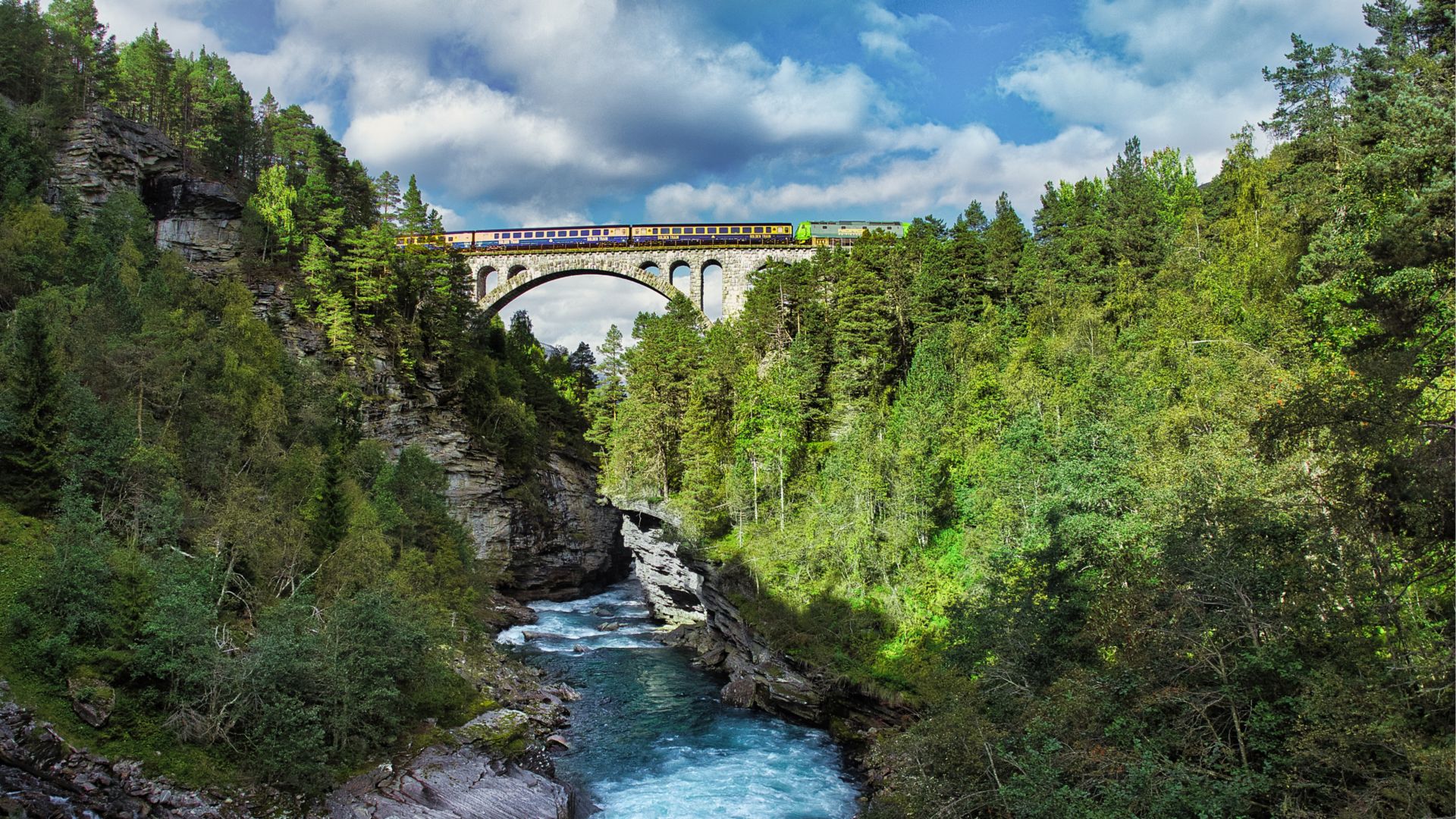 ANDX02_NorwegianTravel_The_Golden_Train_Romsdalen_Norwegian_Travel_1.jpg