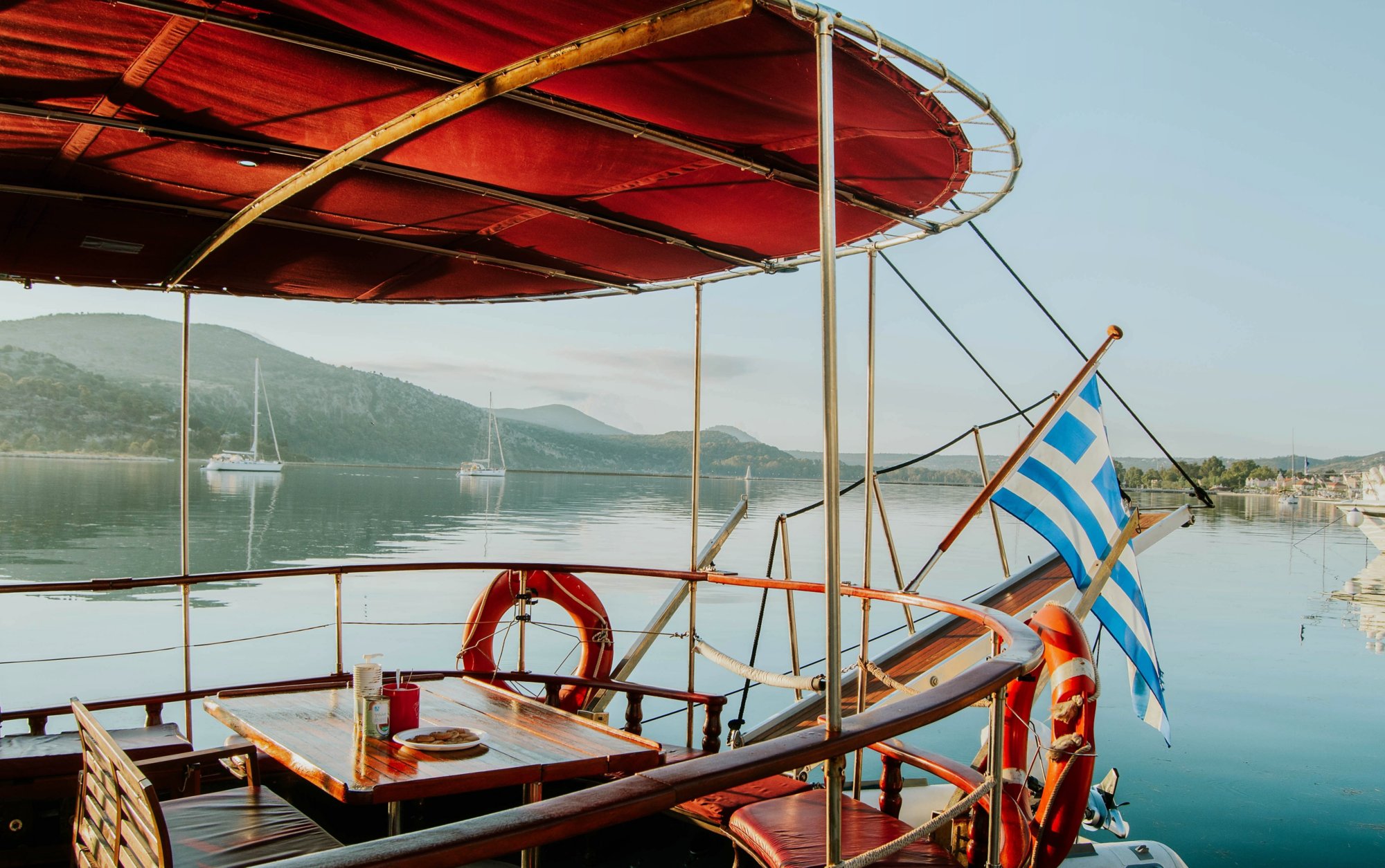 Küstenabenteuer im Holzboot