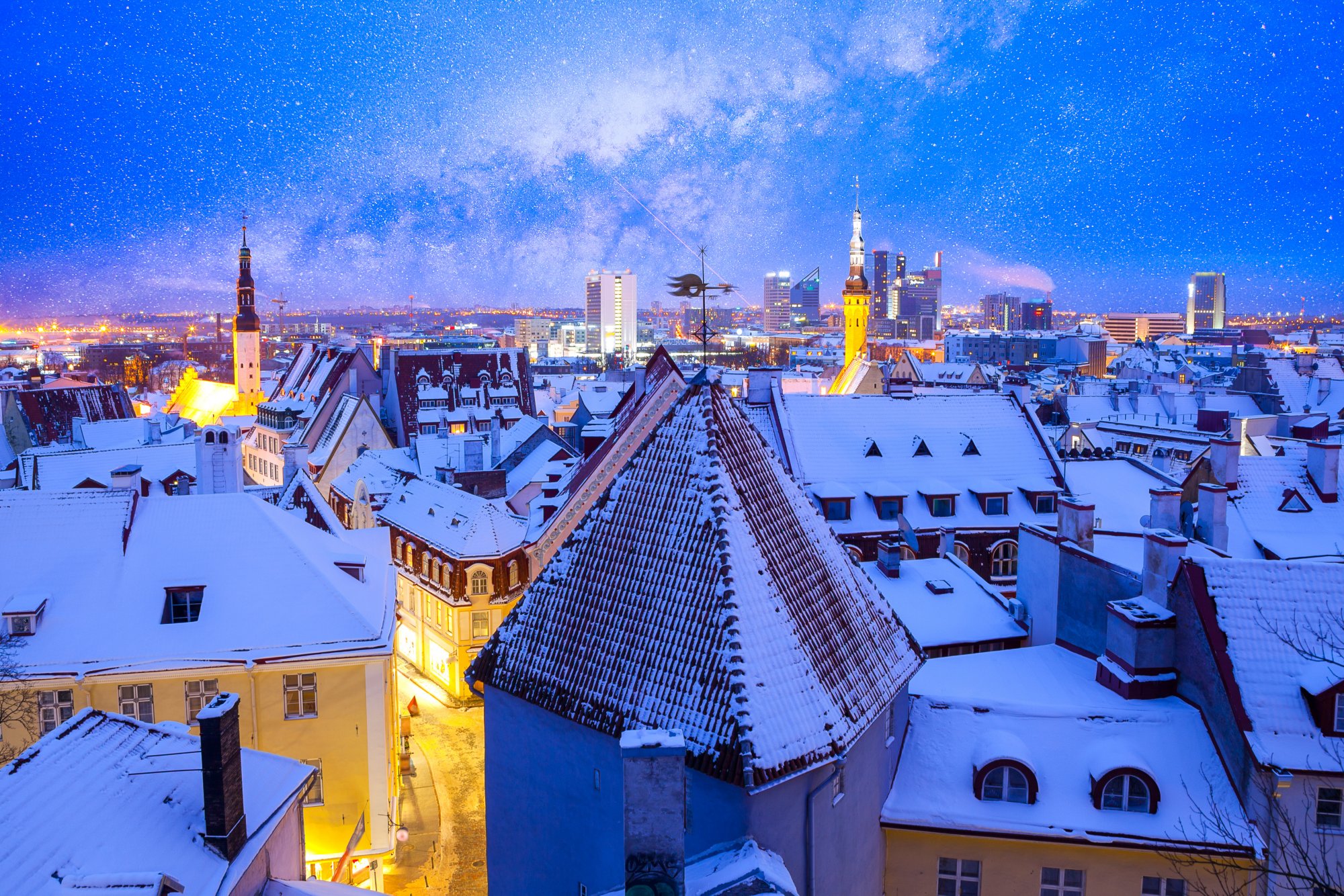 Verschneite Altstadtgasse in Tallinn mit historischen Giebeln und Türmen