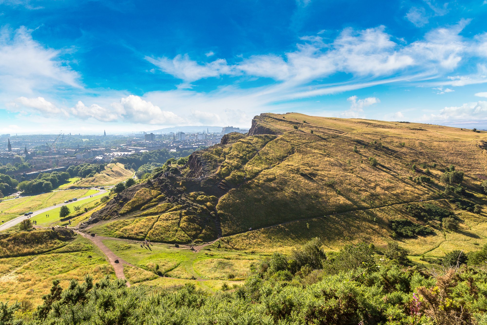 Arthur’s Seat in Edinburgh mit Blick über Stadt und Meer.