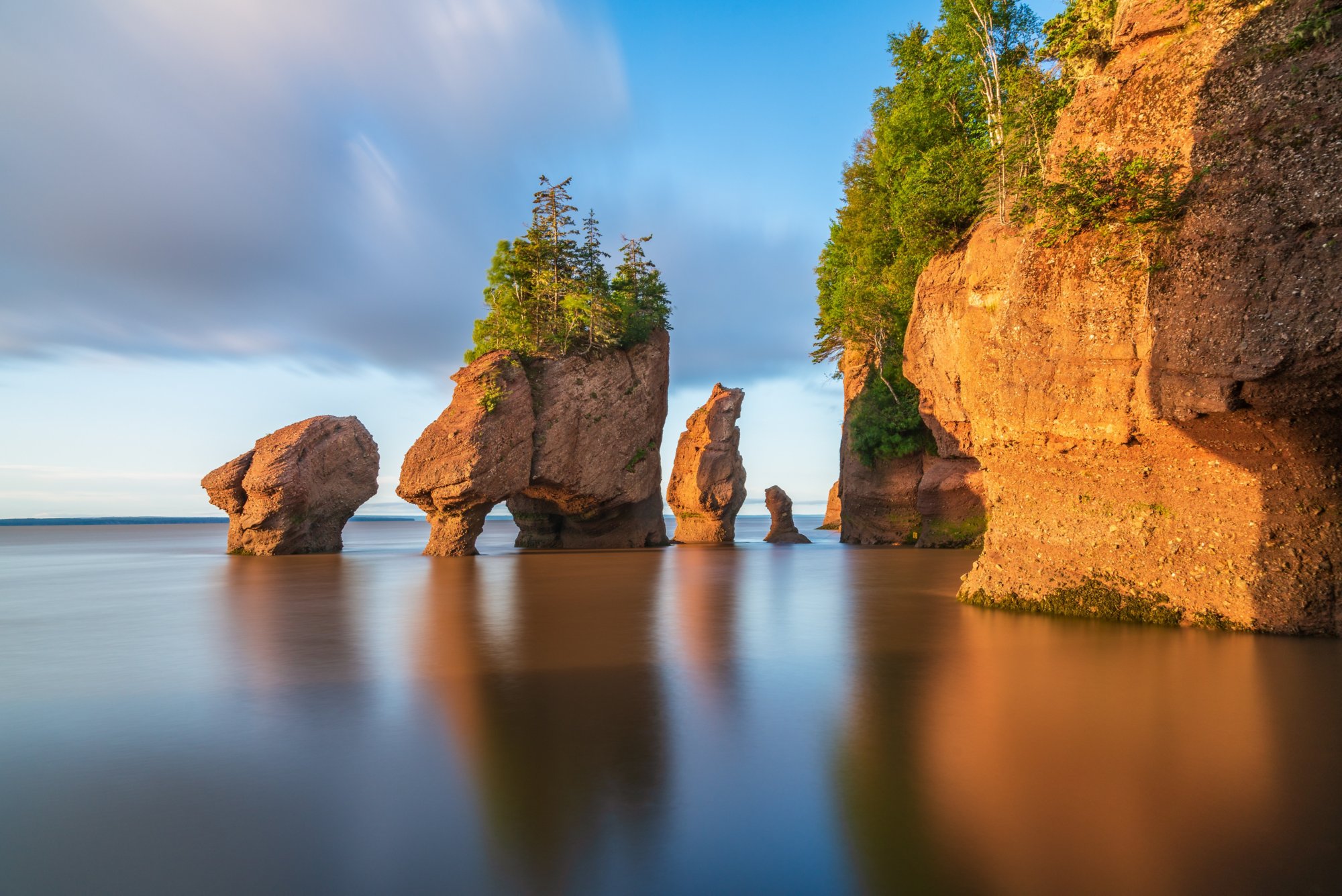 Felstürme der Hopewell Rocks in der Bay of Fundy bei auflaufendem Wasser 