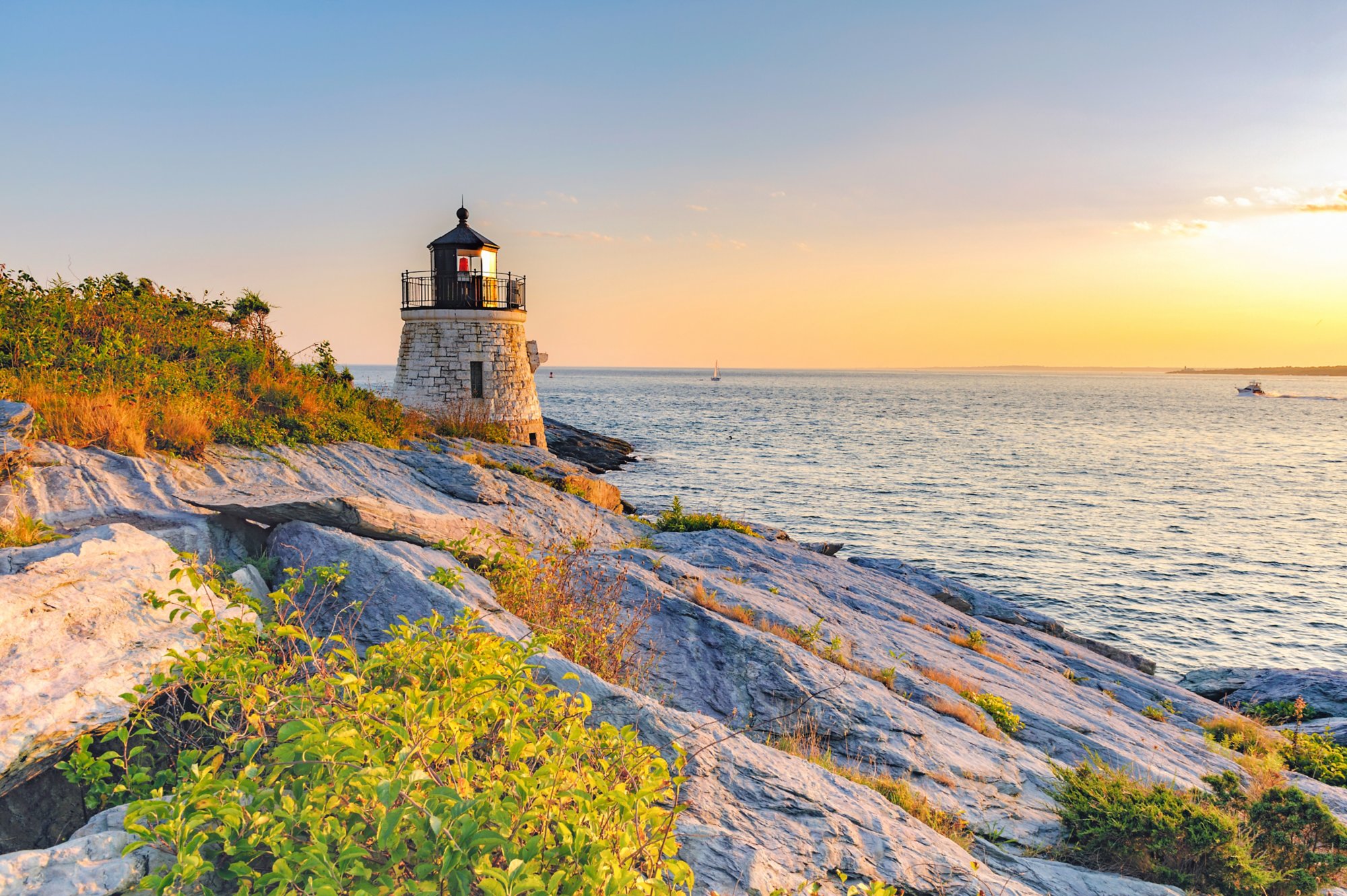 Castle Hill Lighthouse auf den Felsen von Newport, Rhode Island, im Abendlicht 