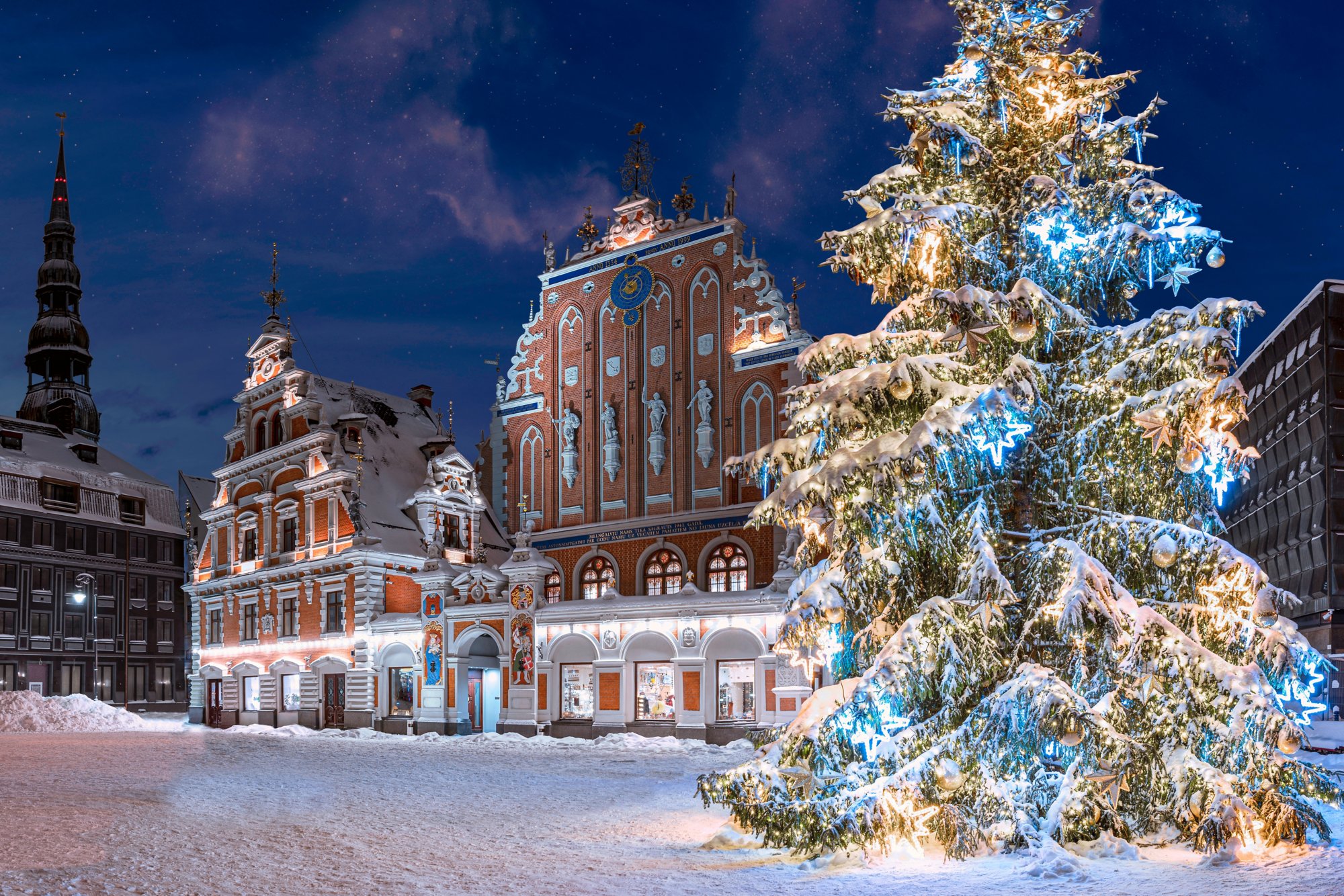 Weihnachtlich beleuchtete Altstadt vor dem Domplatz von Riga
