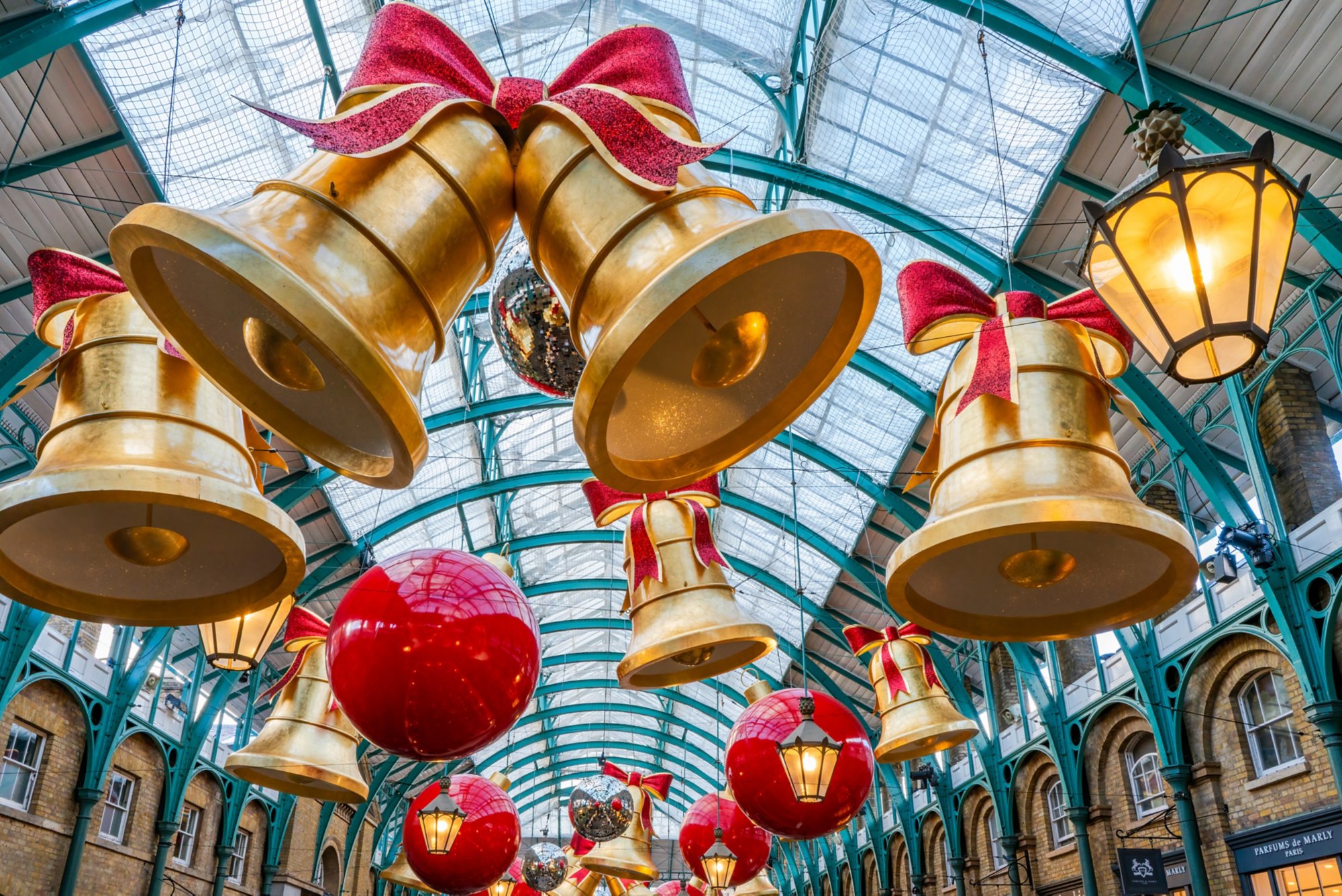 Festlich beleuchtete Einkaufsstraße, Convent Garden, London, Weihnachtsglocken