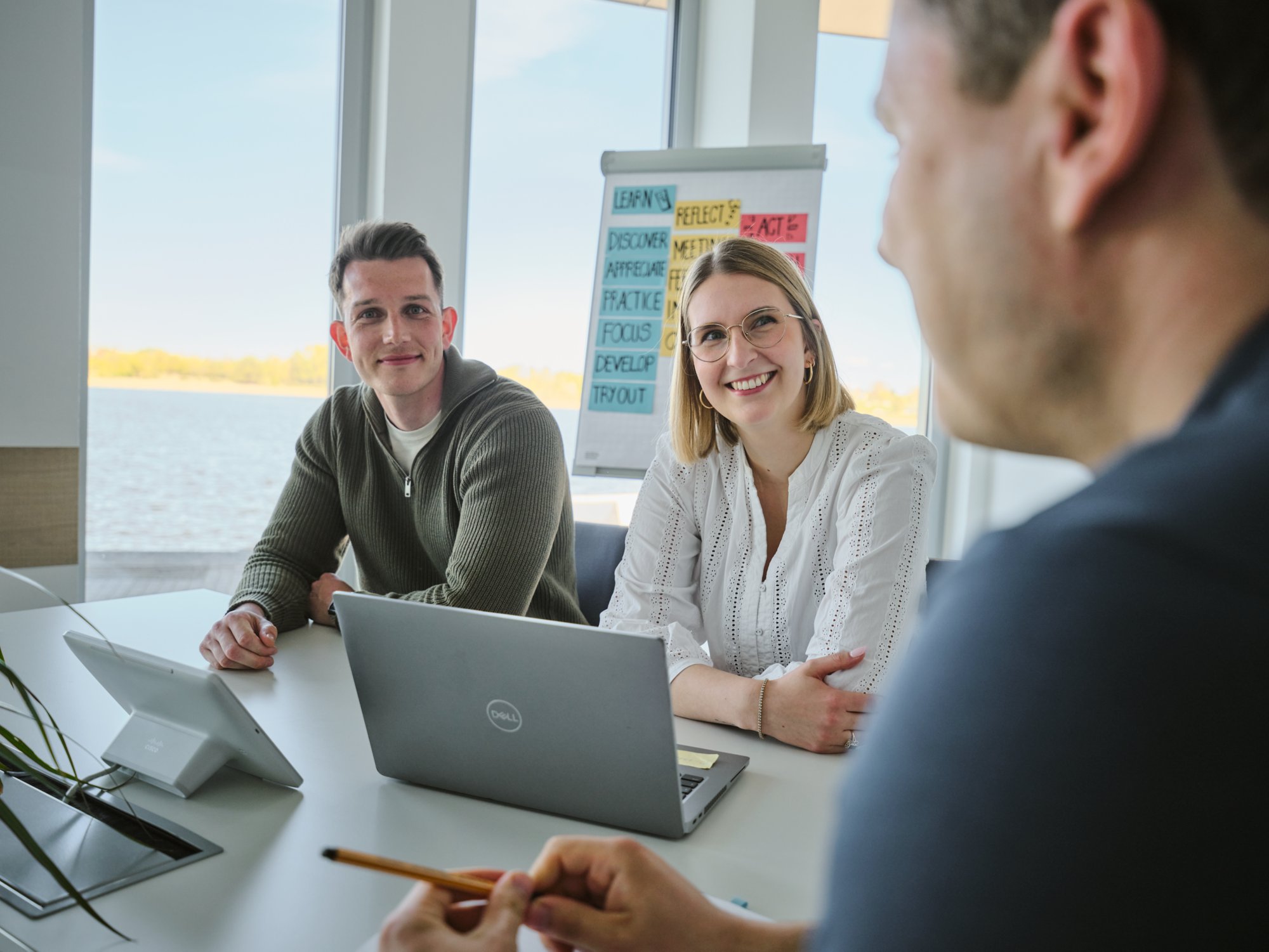 AIDA Mitarbeitende im Meeting - Office