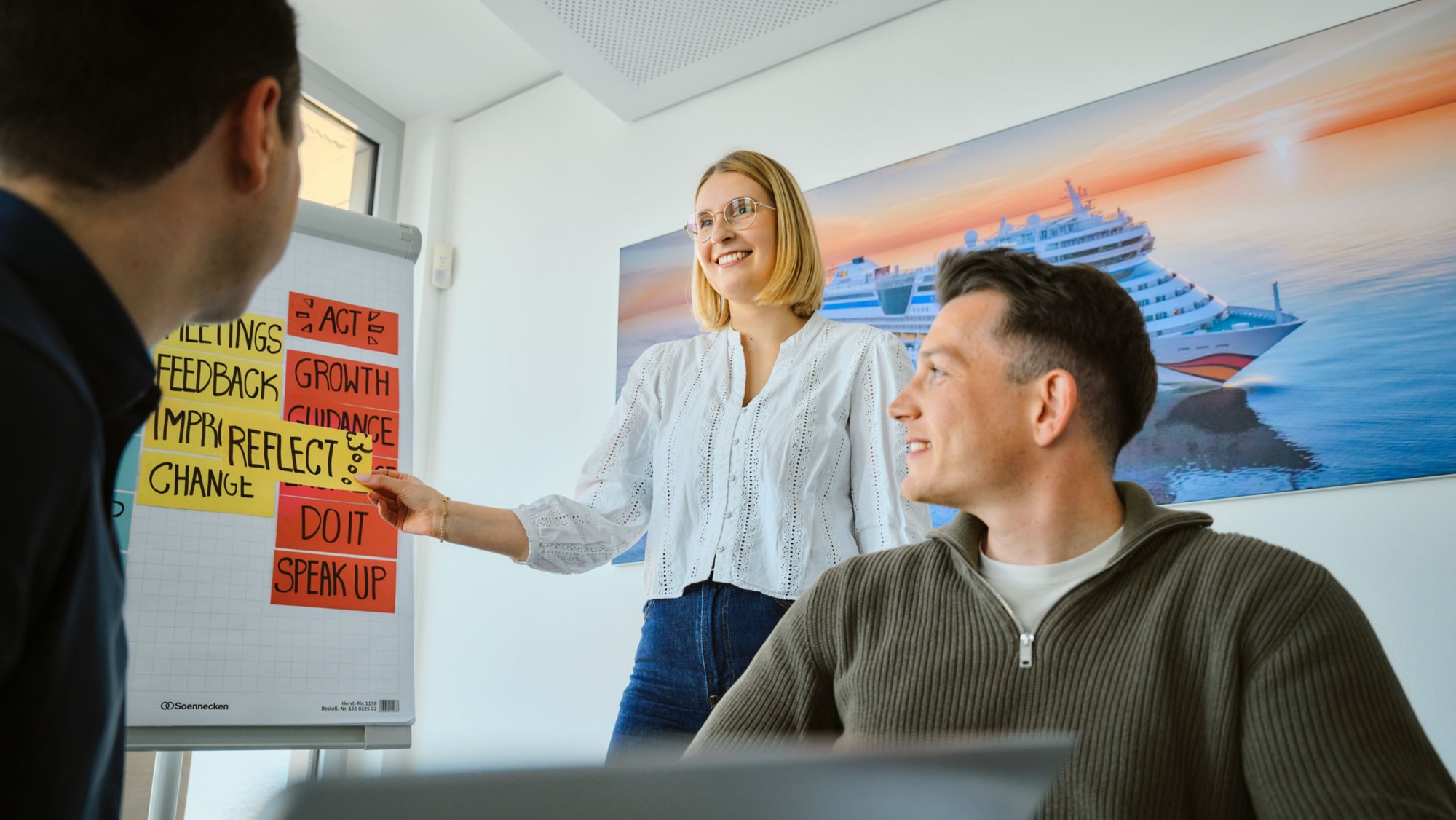 AIDA Mitarbeitende bei einem Meeting 