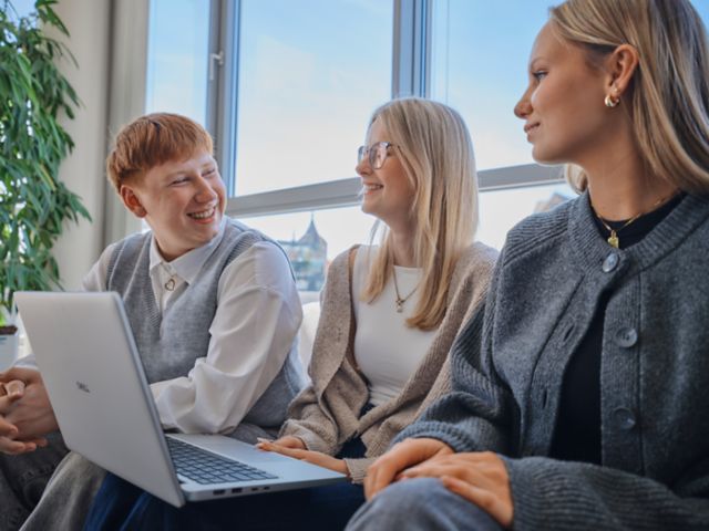 Junioren Meeting vor einem Laptop