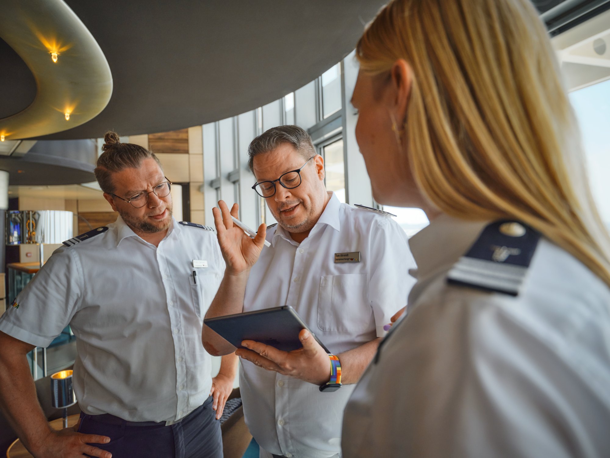 AIDA Crew bei einem Meeting