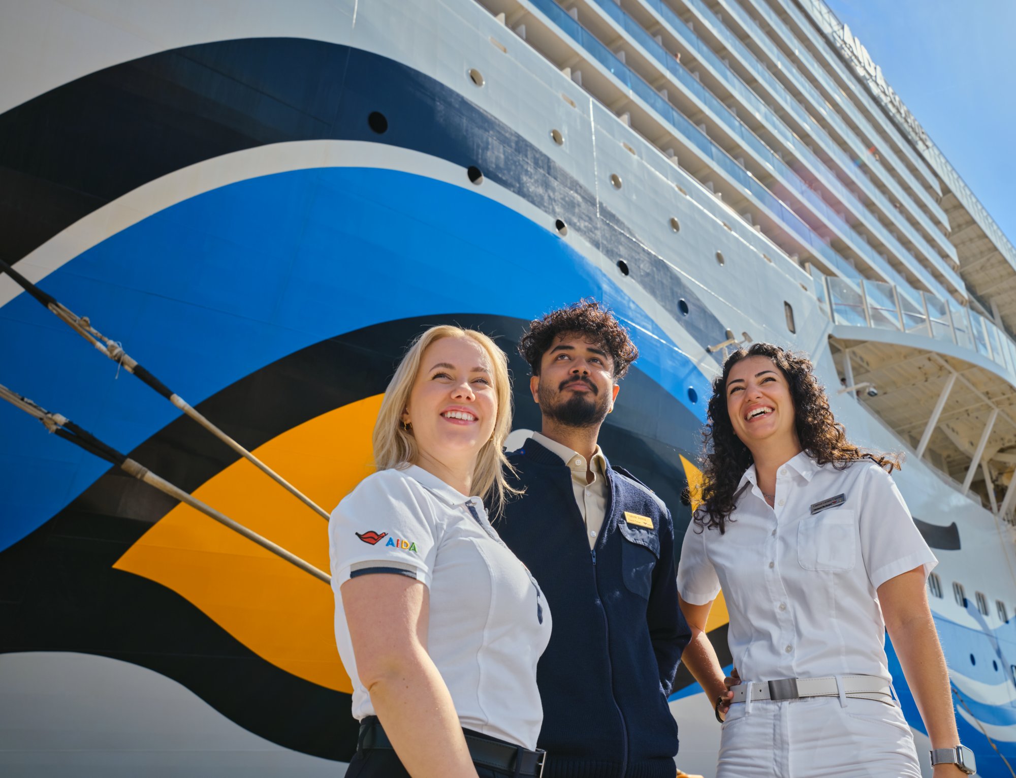 AIDA Crew Mitglieder vorm Schiff