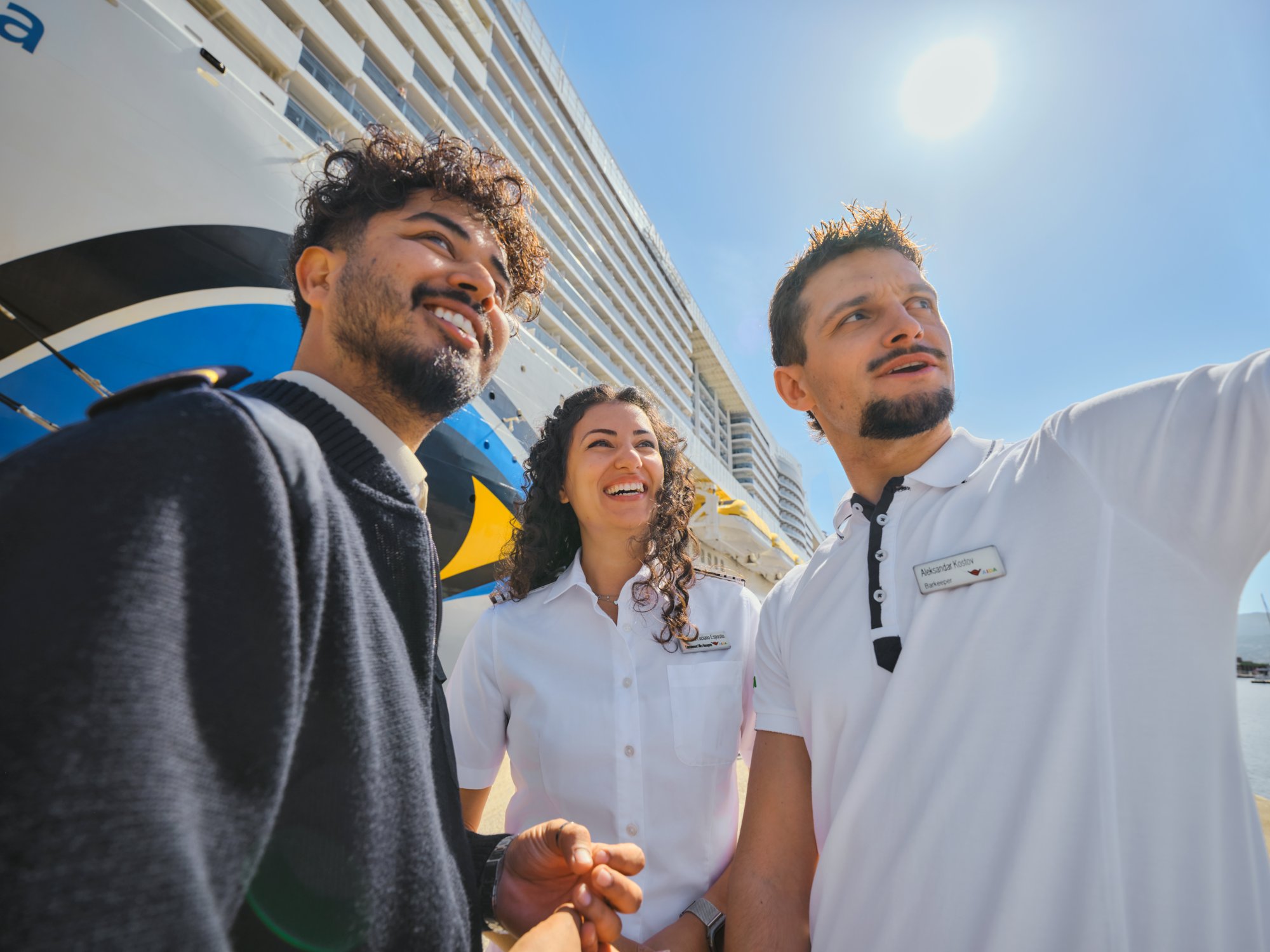 AIDA Crew vor dem Schiff - Interaktion
