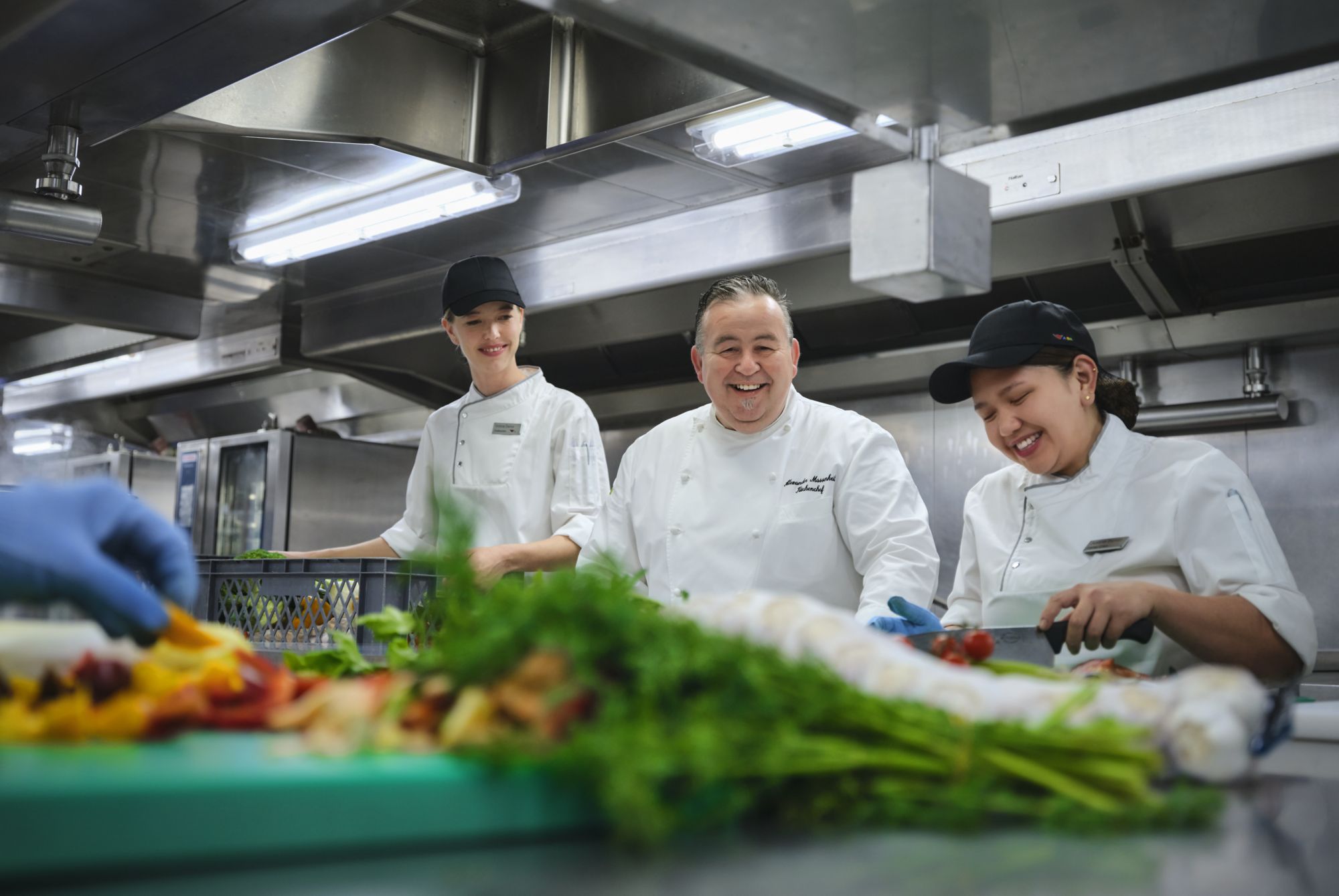 Crew arbeitet gemeinsam in der Galley