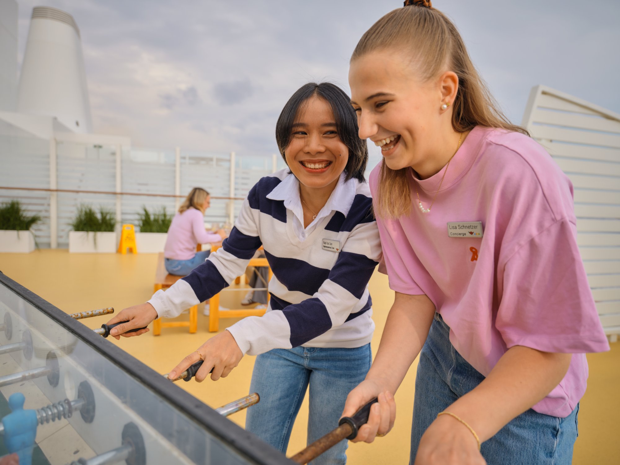 AIDA Crewmitglieder beim Kickern 