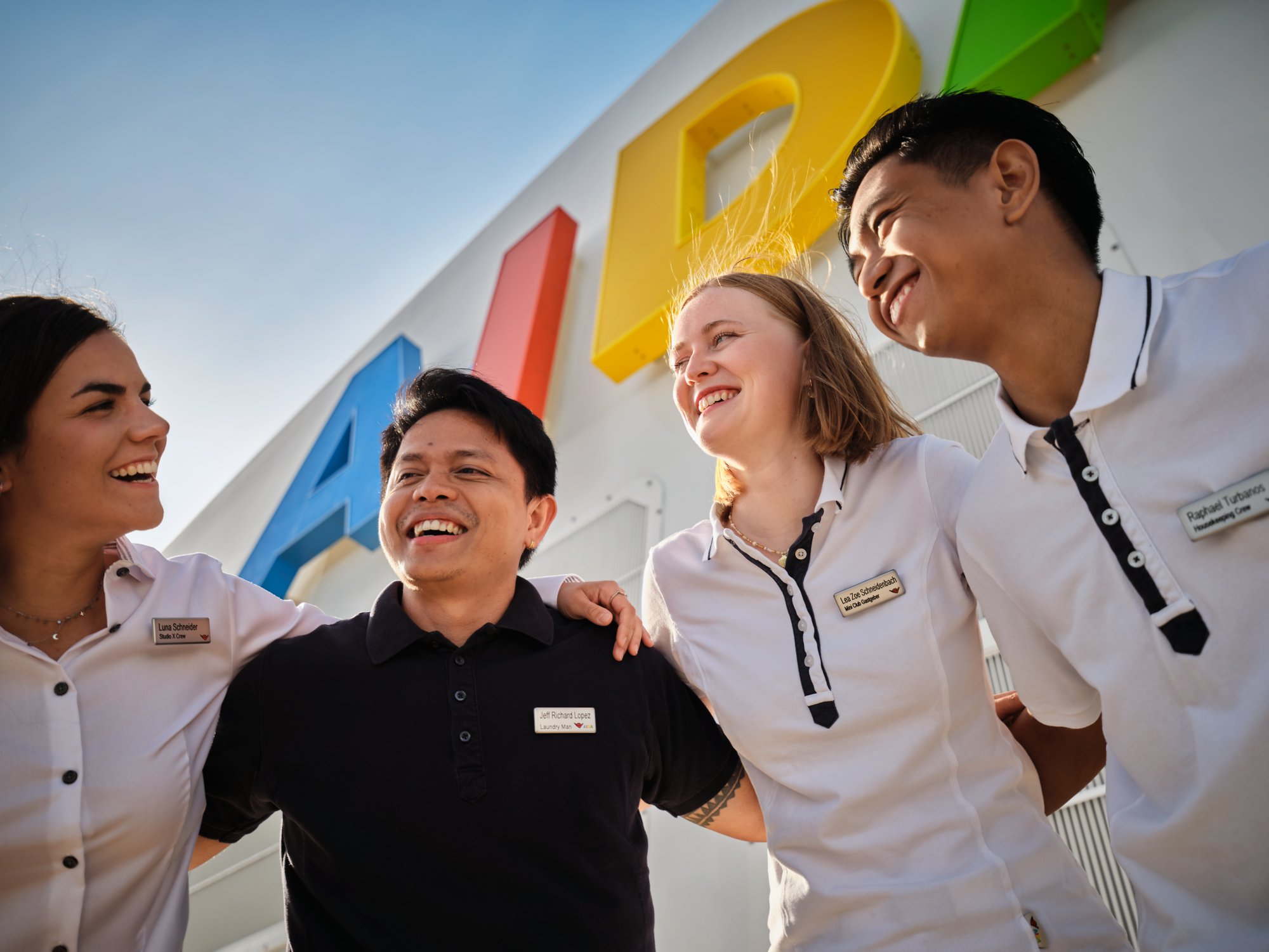AIDA Crew vor AIDA Buchstaben 