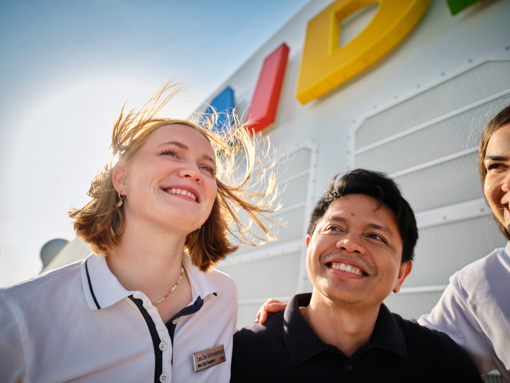 AIDA Crew vor den AIDA Buchstaben