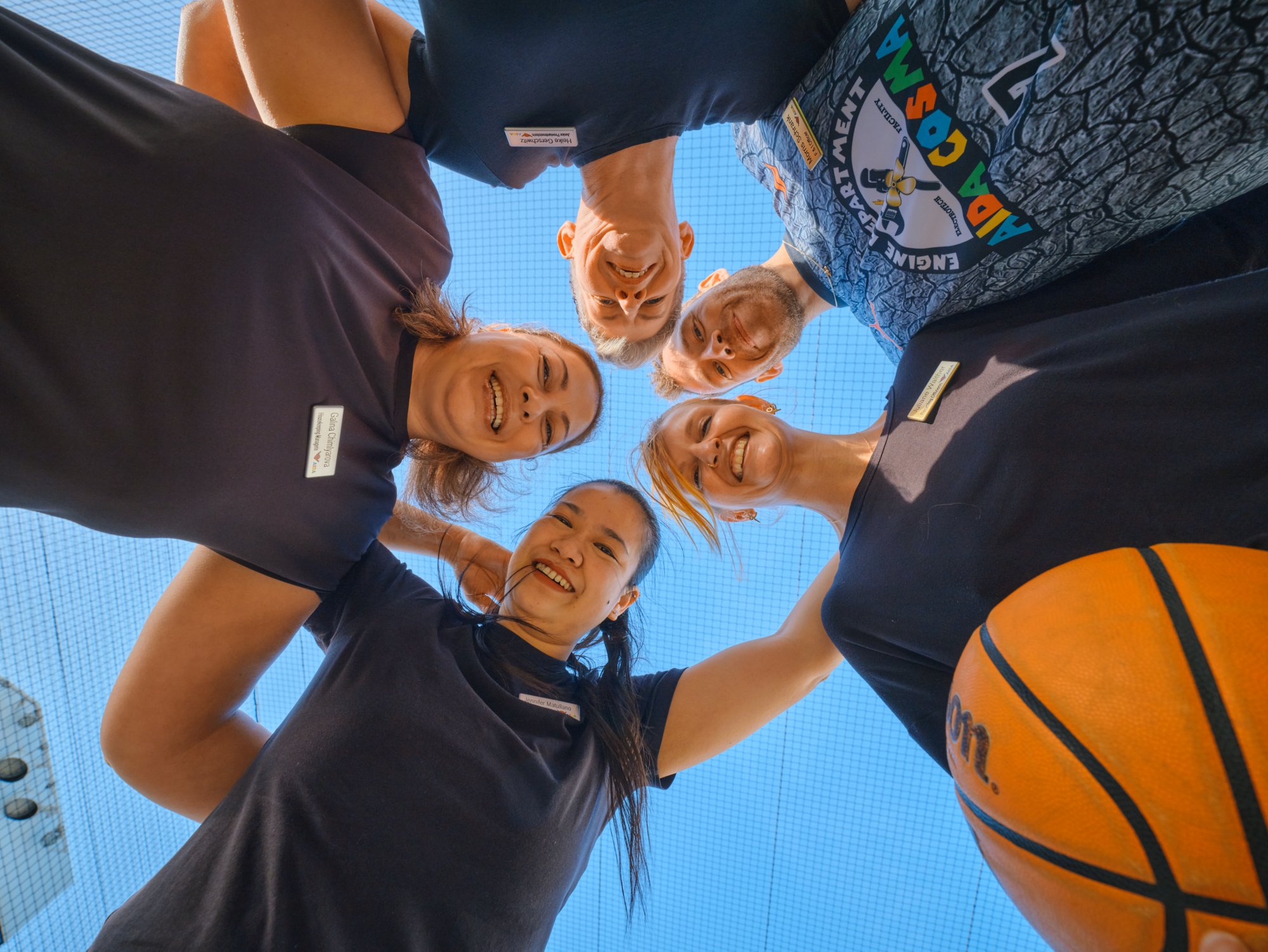 AIDA Mitarbeitende spielen Basketball an Bord