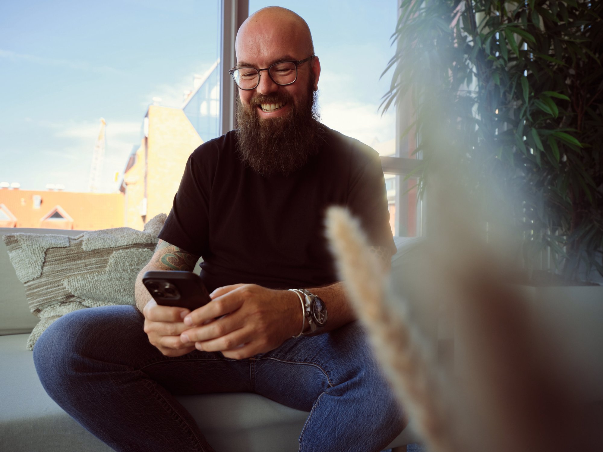 Employee in the AIDA Customer Center with mobile phone in hand