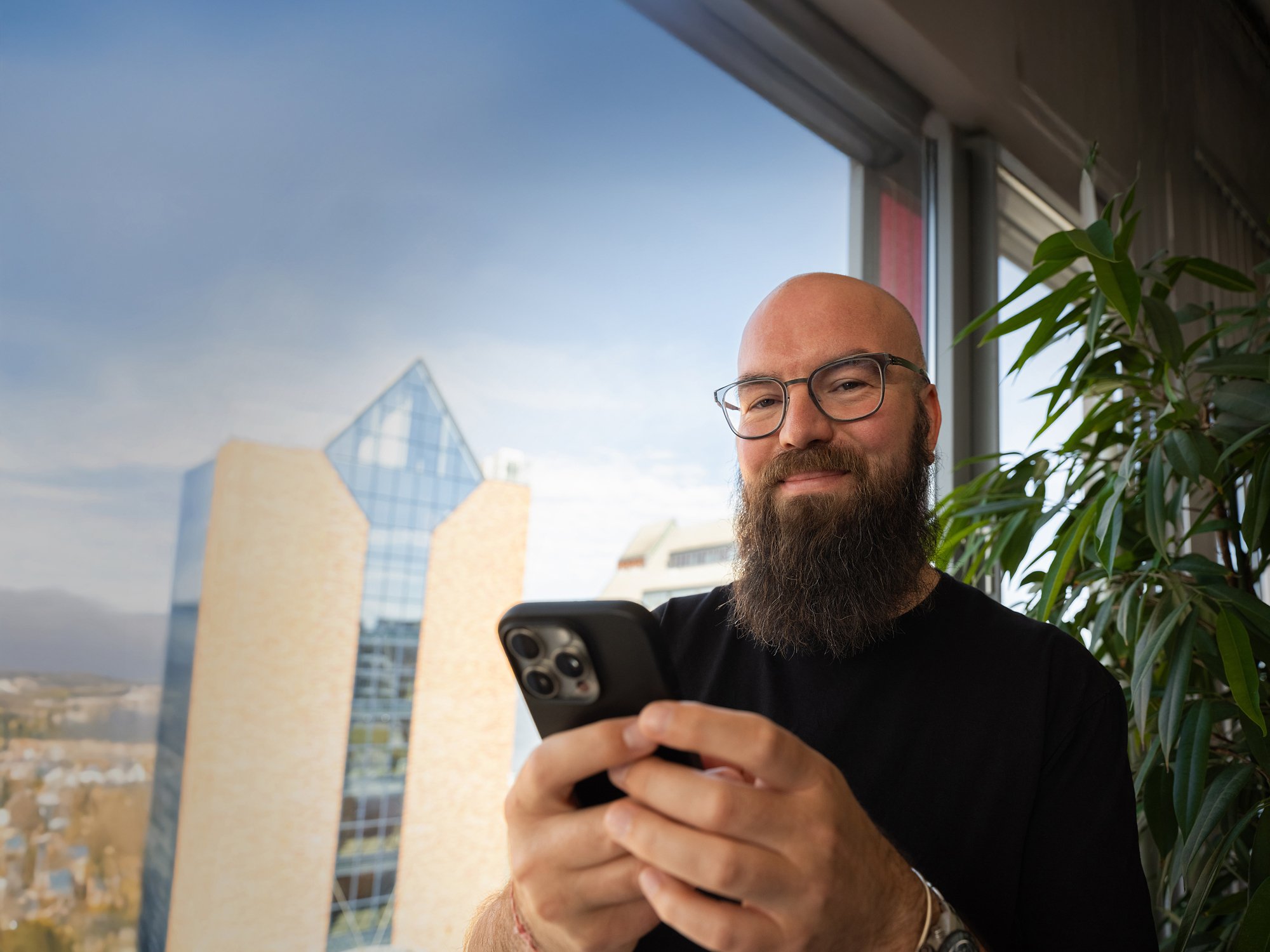 AIDA employee in the AKC with mobile phone
