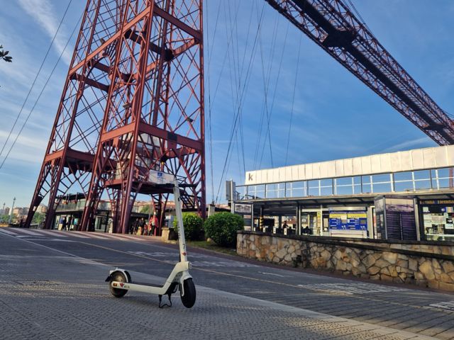 BIOE01_PuentedeVizcayamitScooter1_SO_202505_quer_003.jpg