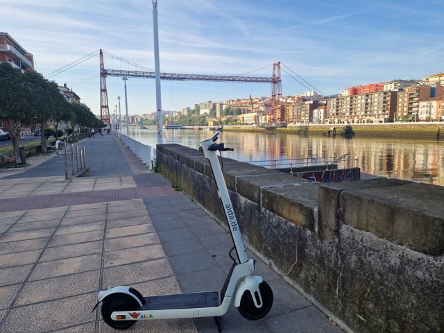 BIOE01_PuentedeVizcayamitScooter2_SO_202505_quer_002.jpg