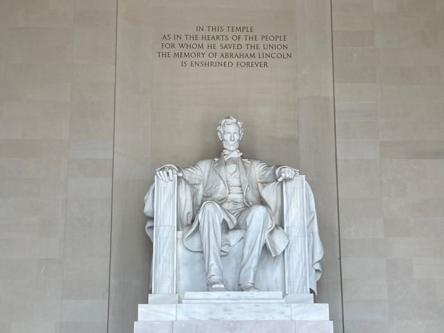 BTM02_BTM04_Lincolnstatue_DNA_2026_quer_002.jpg