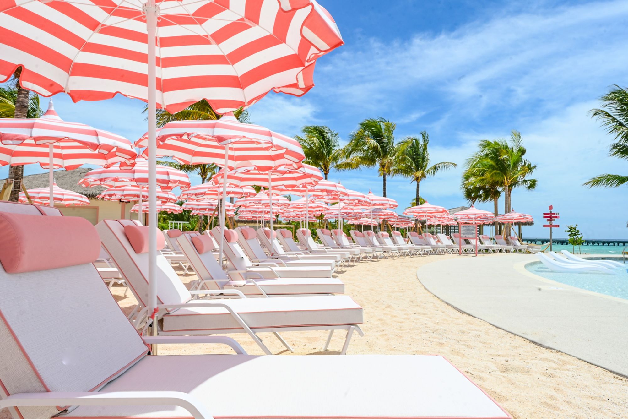 CELV01_PearlCoveInfinityPool_LOUNGERS_UMBRELLAS_004.jpg