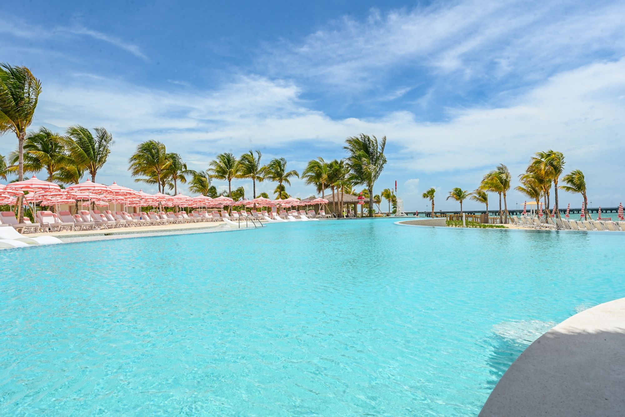 CELV01_PearlCoveInfinityPool_VIEWOPPOSITELOUNGERS_003.jpg