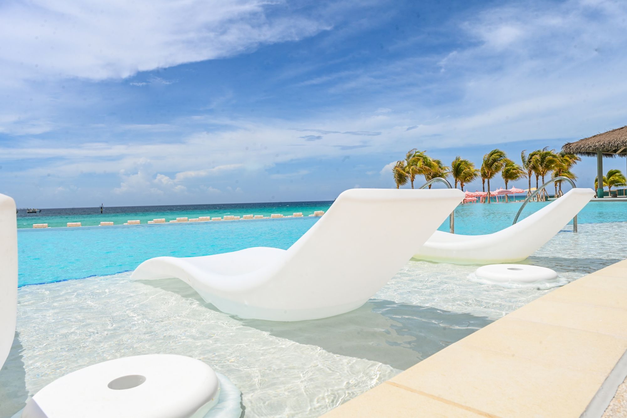 CELV02_PearlCoveInfinityPool_WATERLOUNGERS_003.jpg