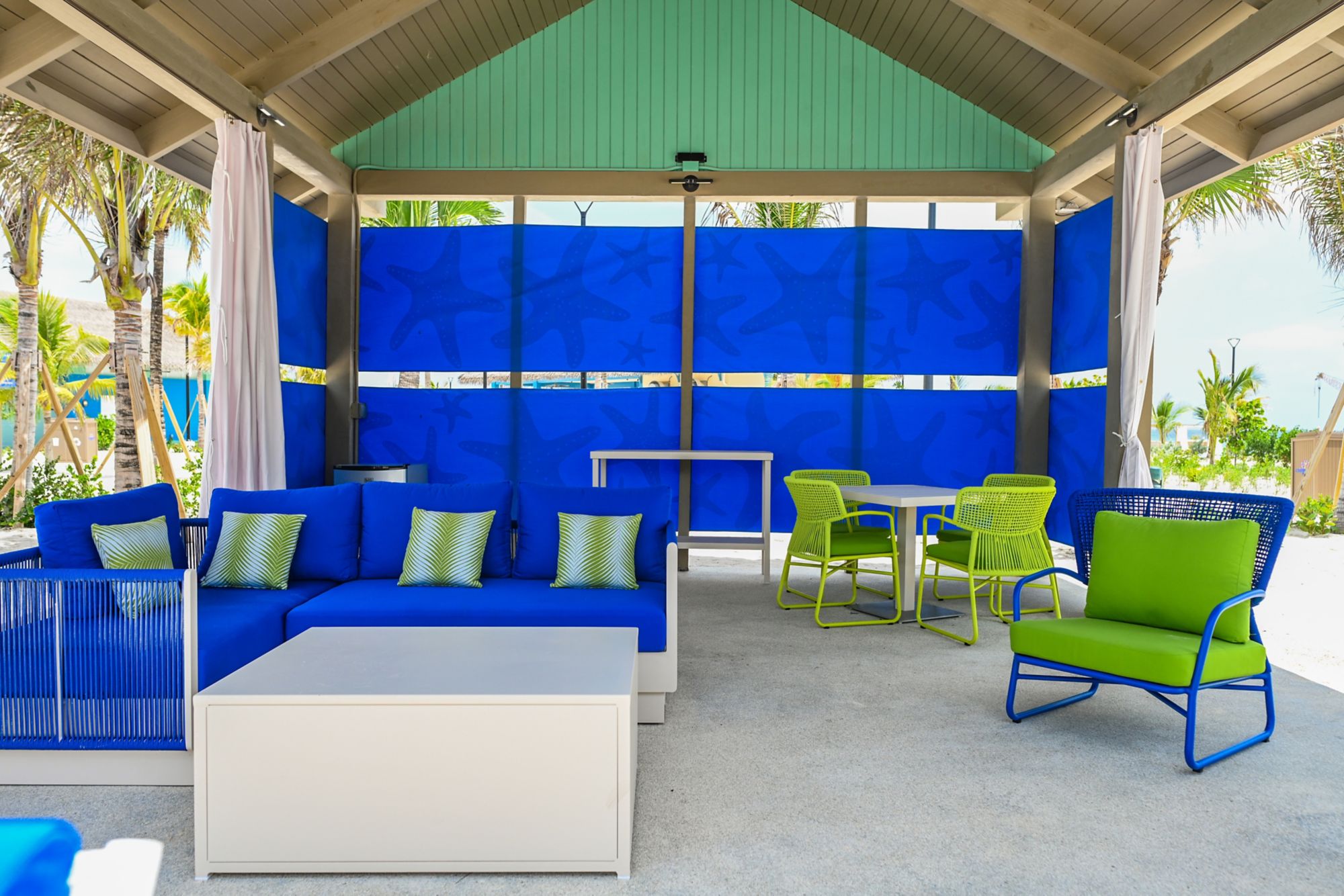CELV17_StarfishLagoonLargeCabana_INTERIORVIEW_004.jpg