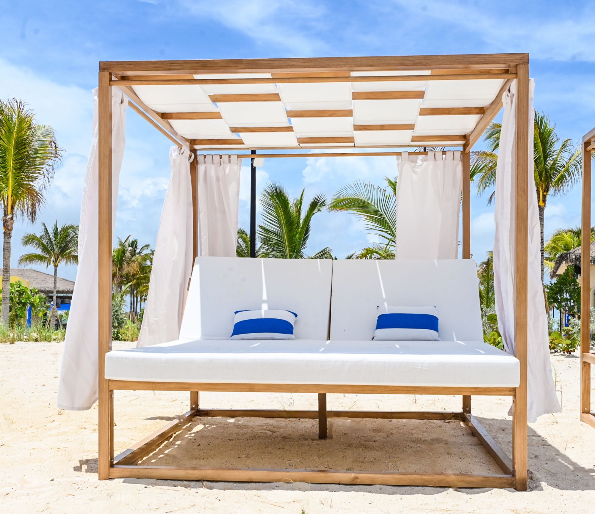 CELV26_StarfishBeachDaybed_FRONTVIEW_003.jpg