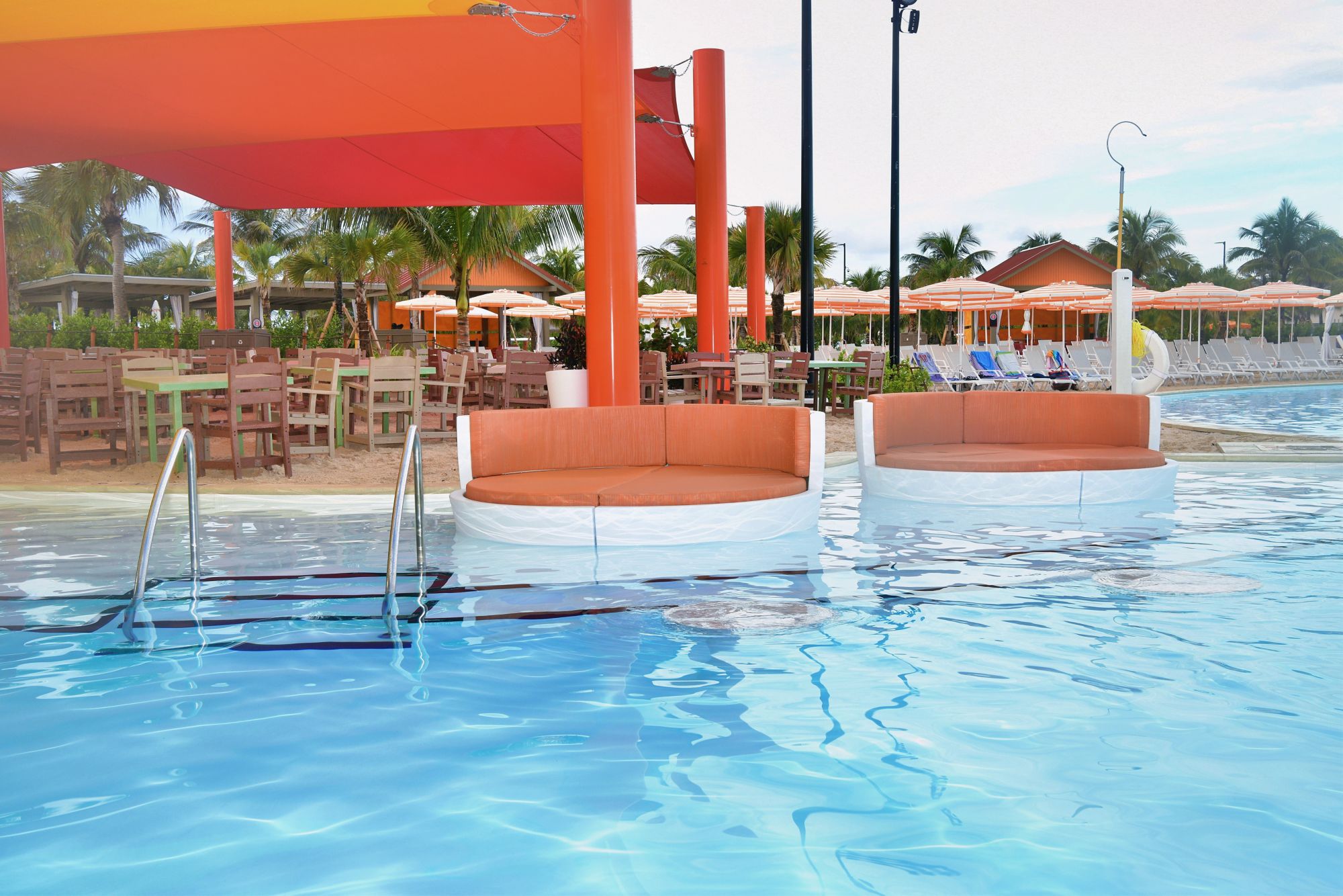 Poolinsel an Calypso Lagoon Swim Up Bar (ab 18 Jahren)