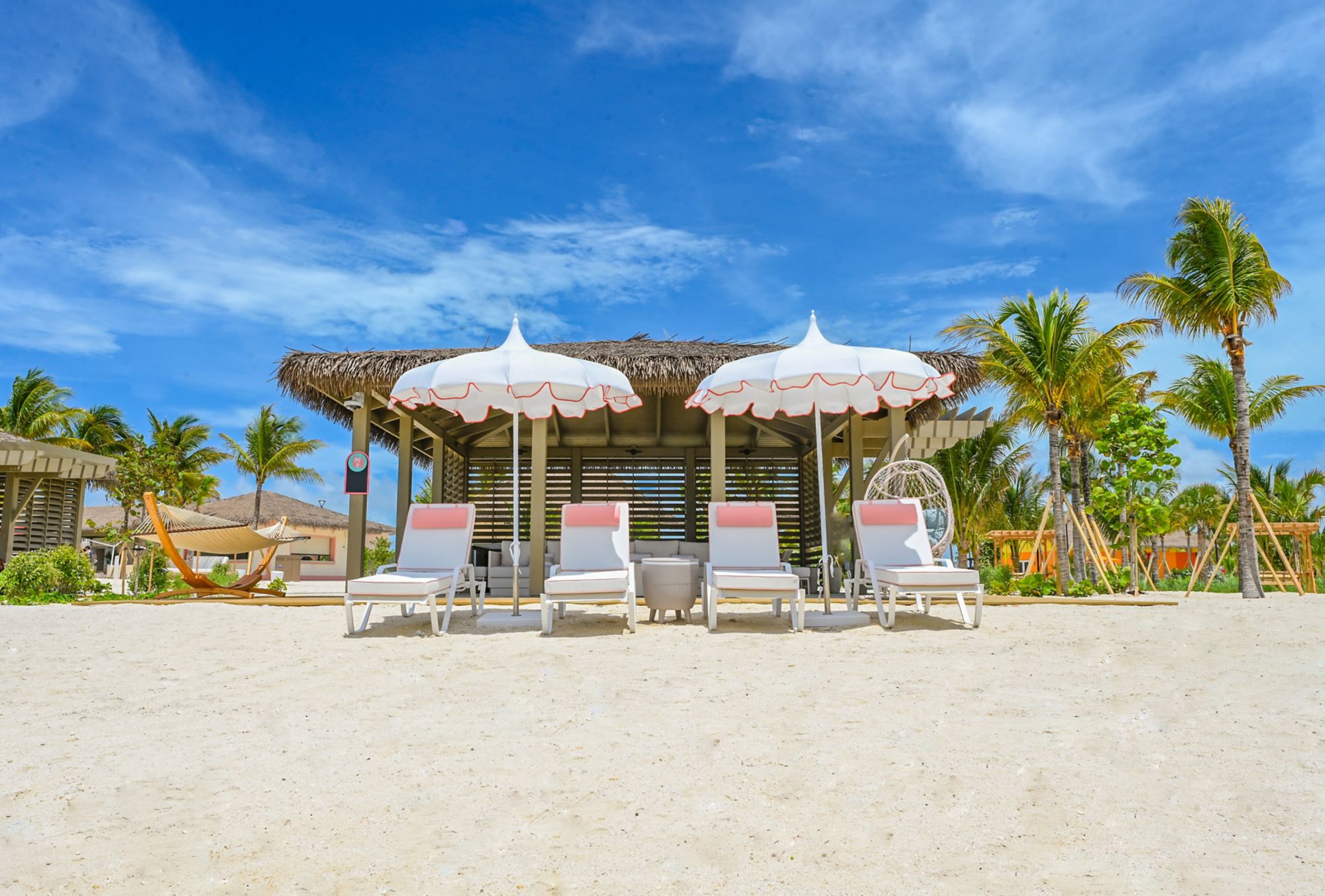 CELV33_PearlCoveSuperVilla_LOUNGERSandUMBRELLASFRONTVIEW_Hero.jpg