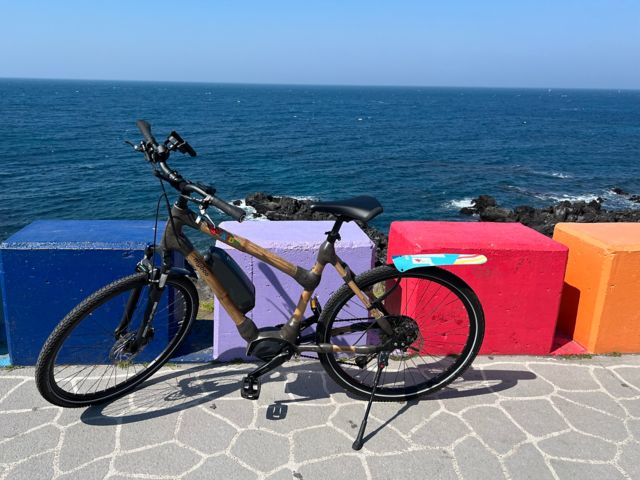 Mit dem E-Bike entlang der Küste von Jeju