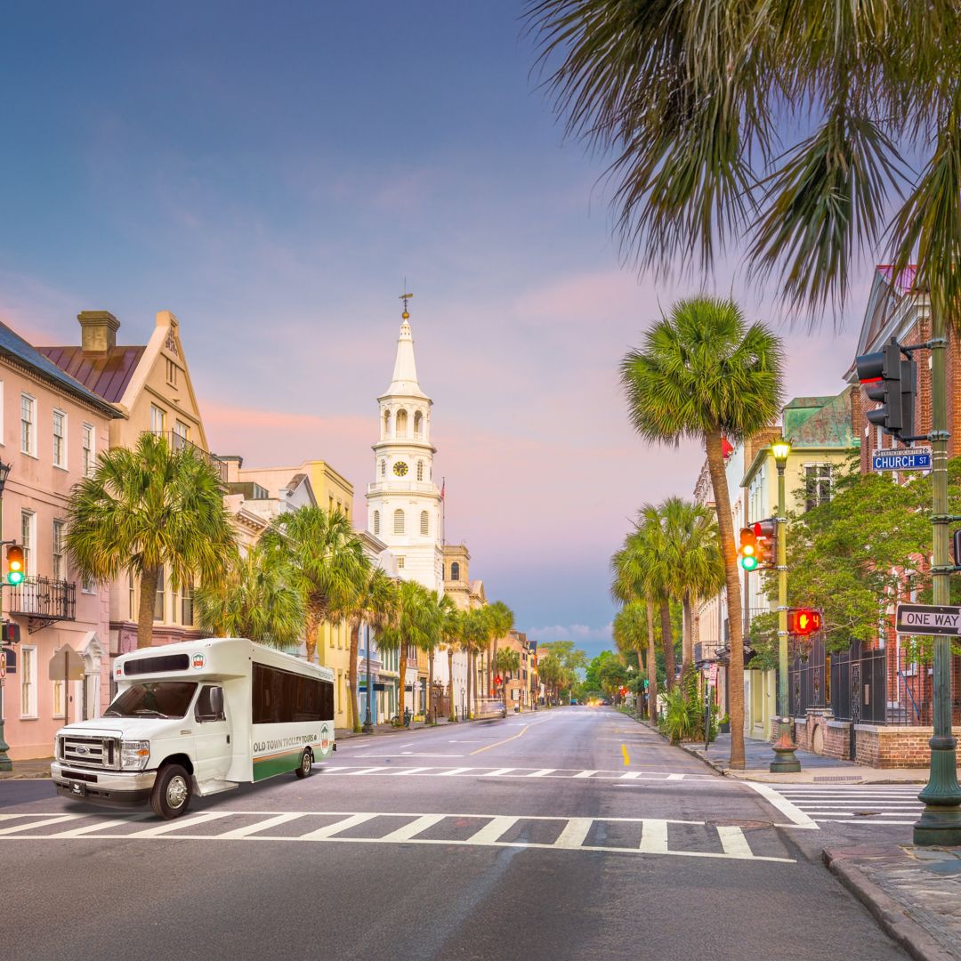 CHS02_Charleston_OTT_Vehiclemovingfromwhitesteepleopposit_HistoricToursofAmericaInc_2025_hoch_006.jpg