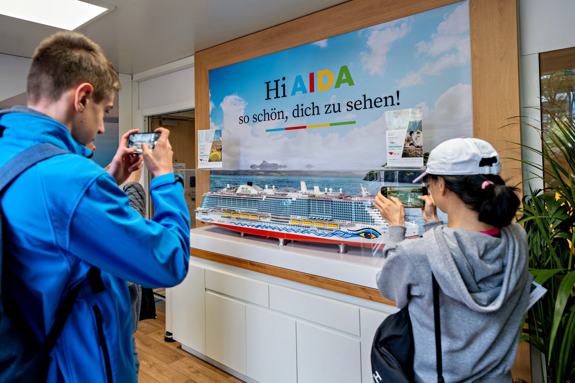 Hafengeburtstag Hamburg - Zwei Teenager fotografieren eine AIDA Miniatur