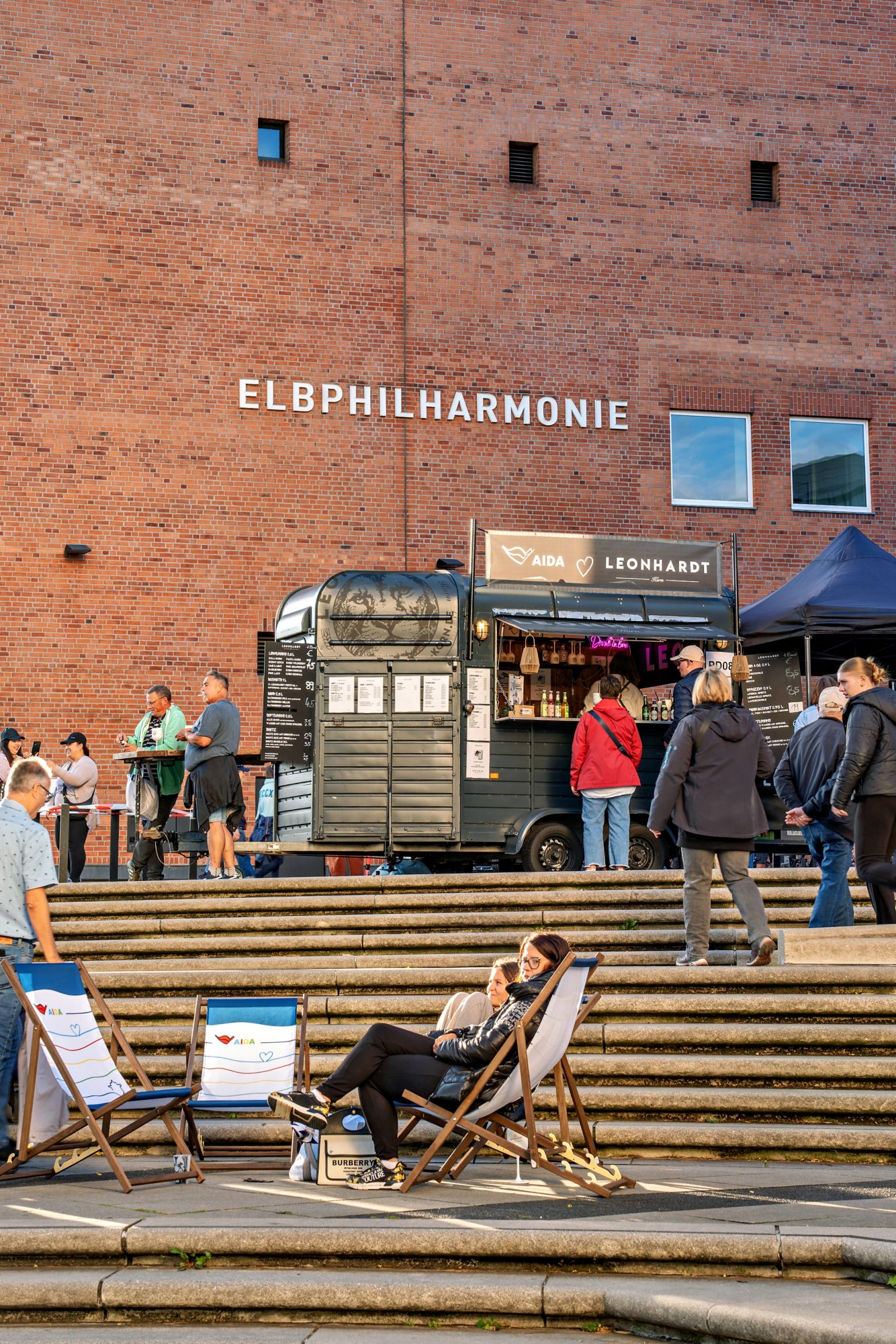 Hafengeburtstag Hamburg Menschen auf einem Platz