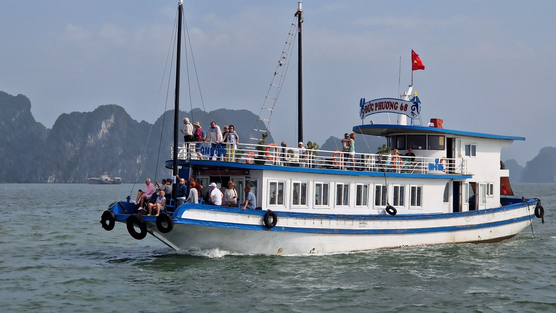Bootsfahrt in der Halong Bucht und faszinierende Tropfsteinhöhle