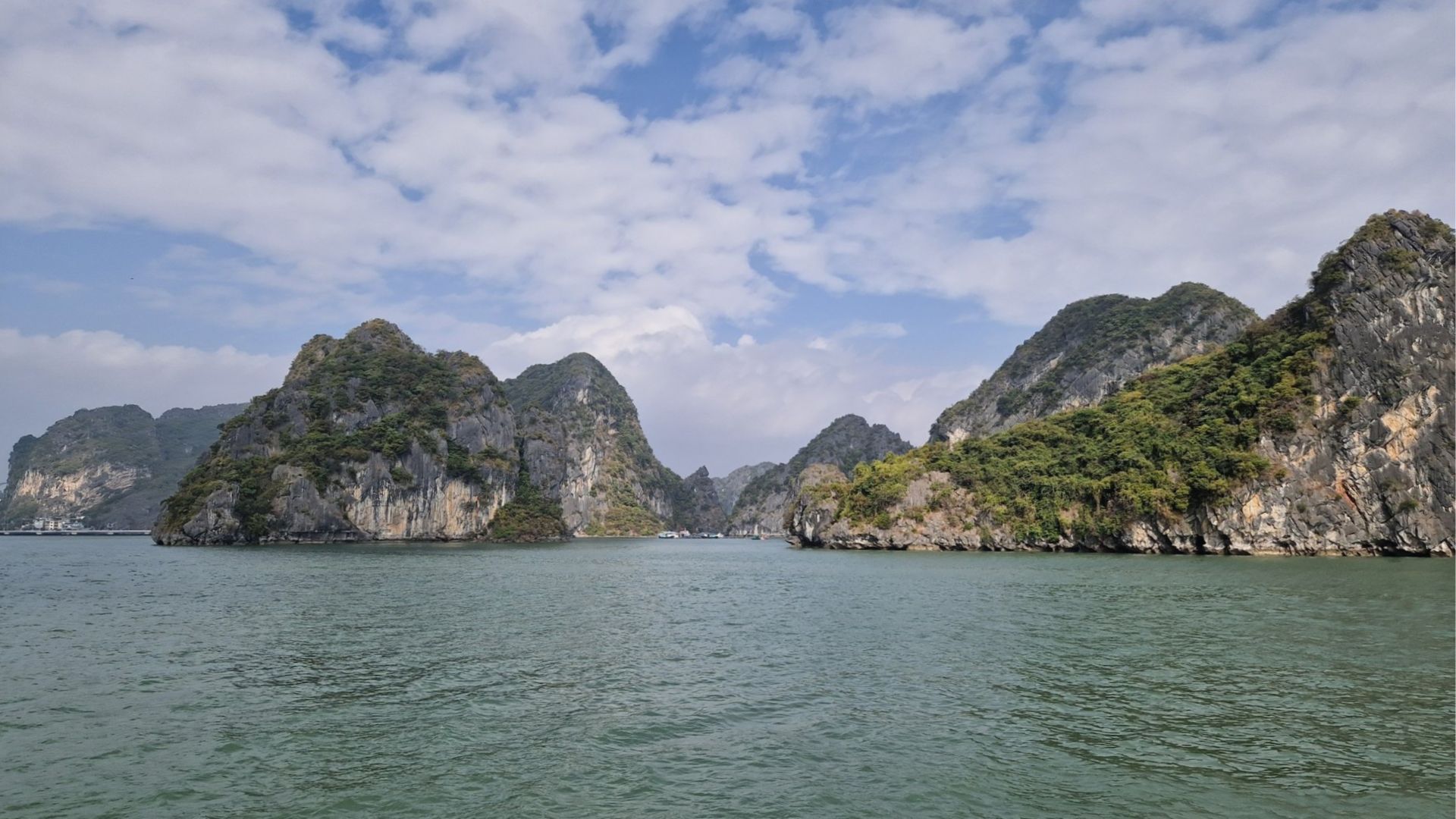 Halong-Bucht zu Wasser und zu Land