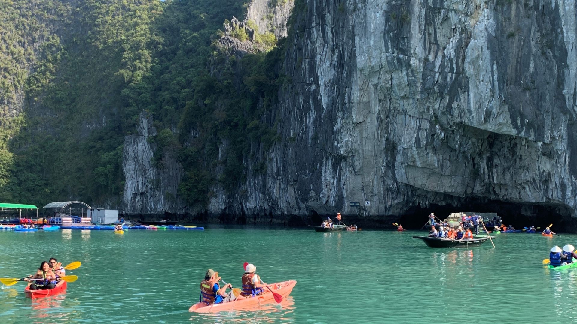 Mit dem Boot und dem Kajak durch die Halong-Bucht
