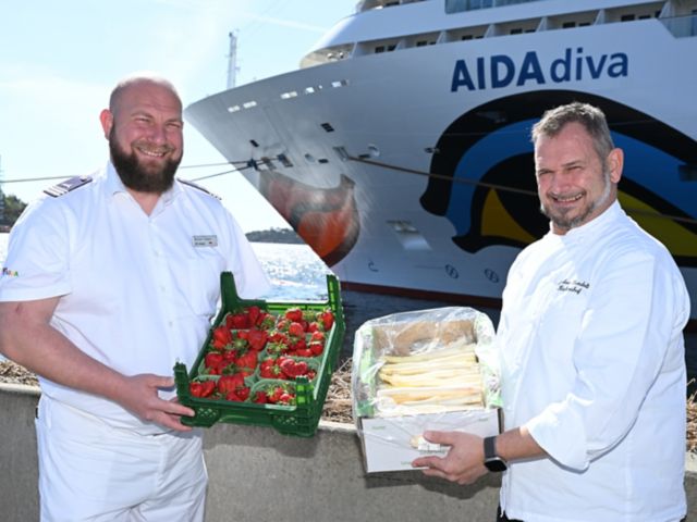 C_AIDACruises_F_BManagerRomanOsipovlinksundKuechenchefMarkusLandoltrechts.JPG