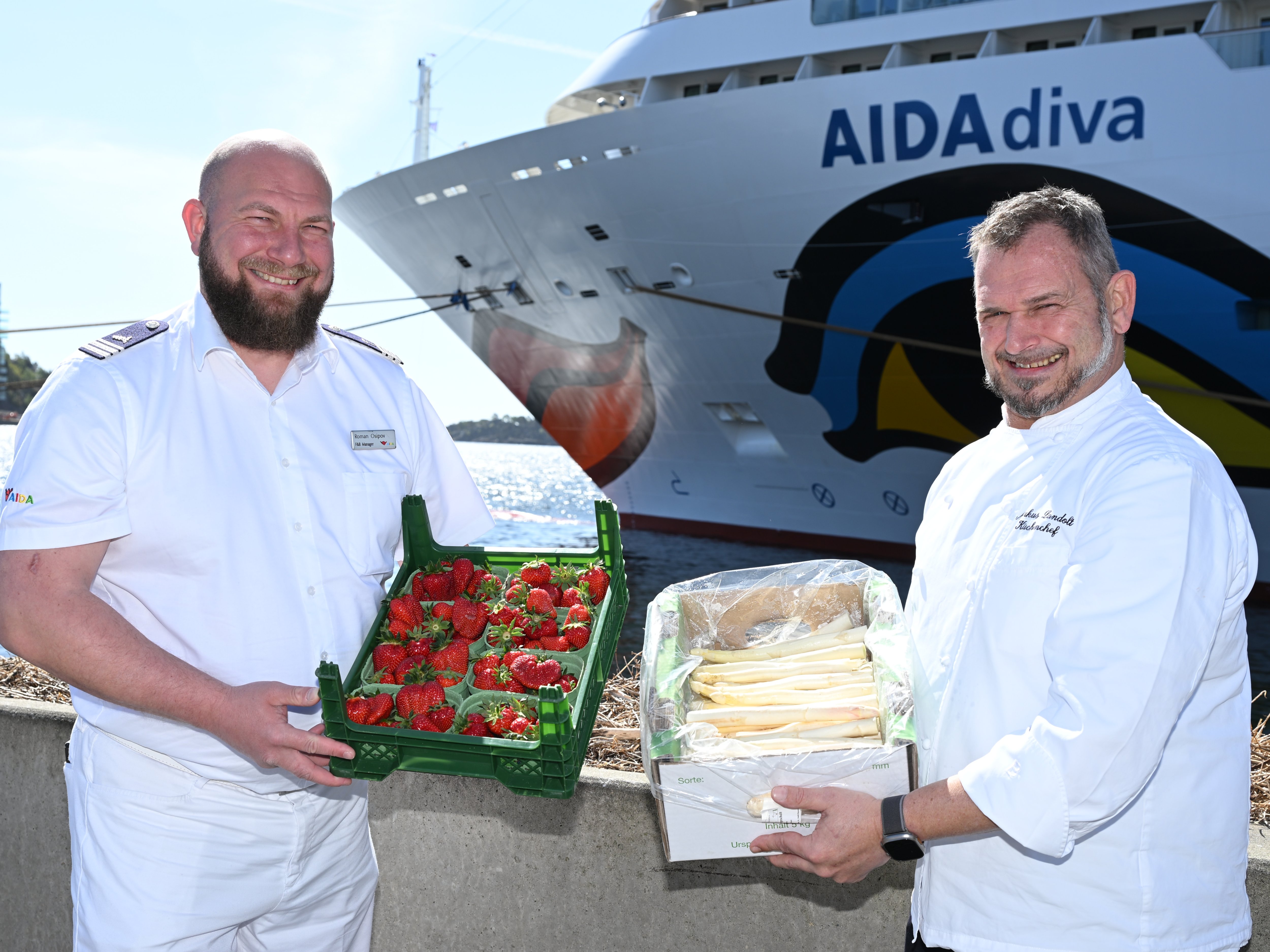 C_AIDACruises_F_BManagerRomanOsipovlinksundKuechenchefMarkusLandoltrechts.JPG