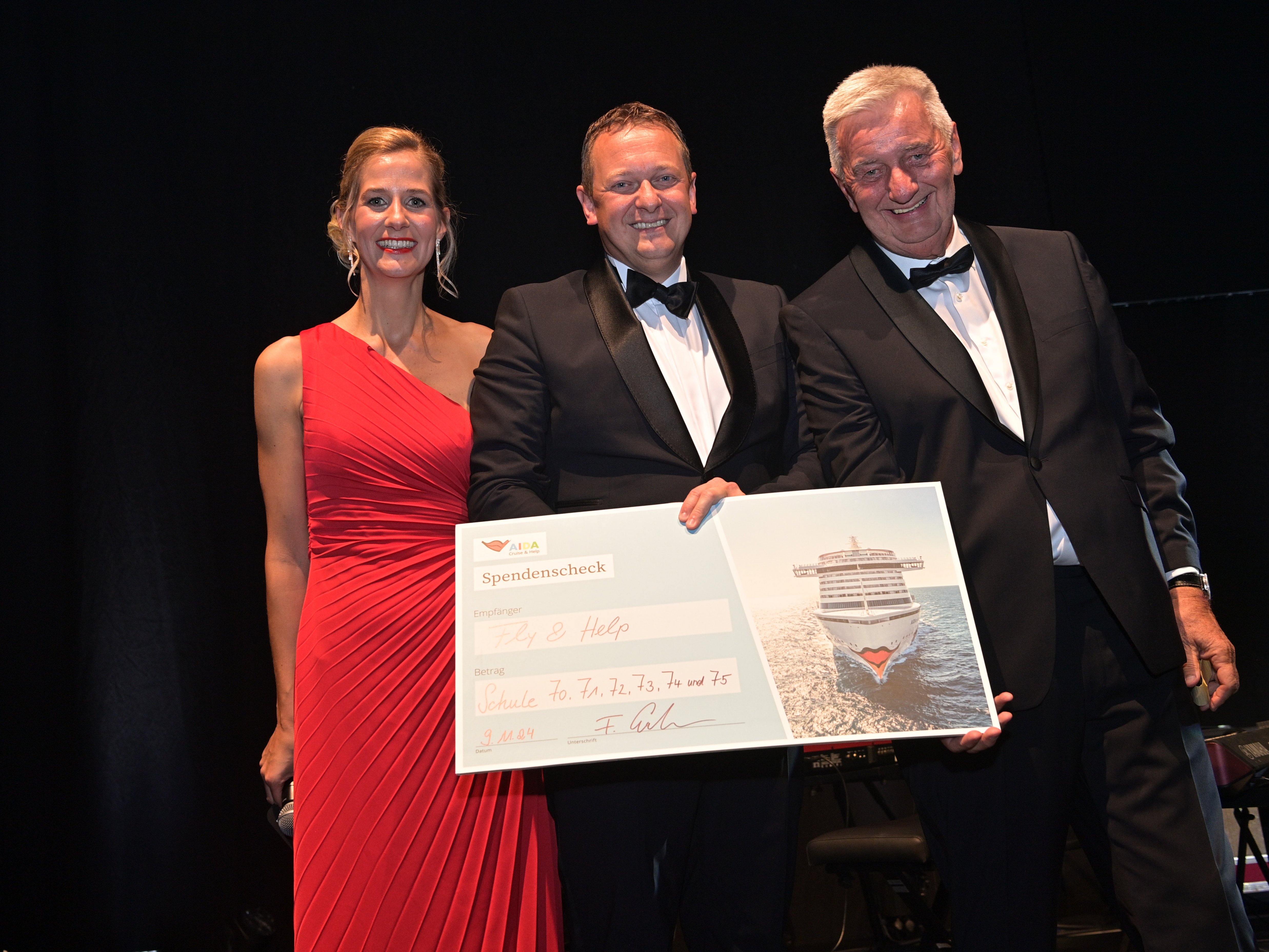 Check_UEbergabe_Fly___Help_Gala_2024_Copyright_Seydel.jpg