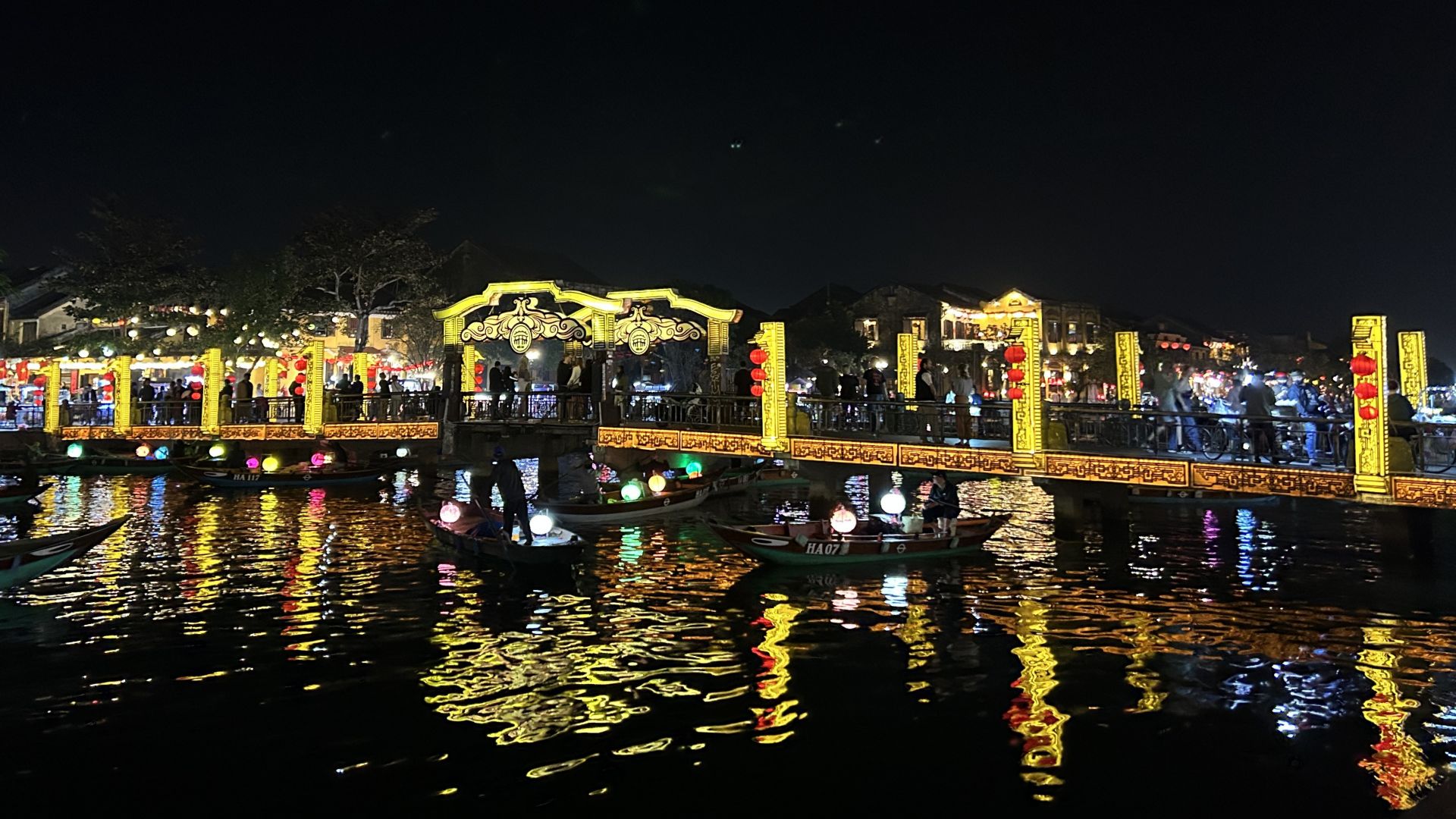 Traditioneller Tanz und Hội An bei Nacht